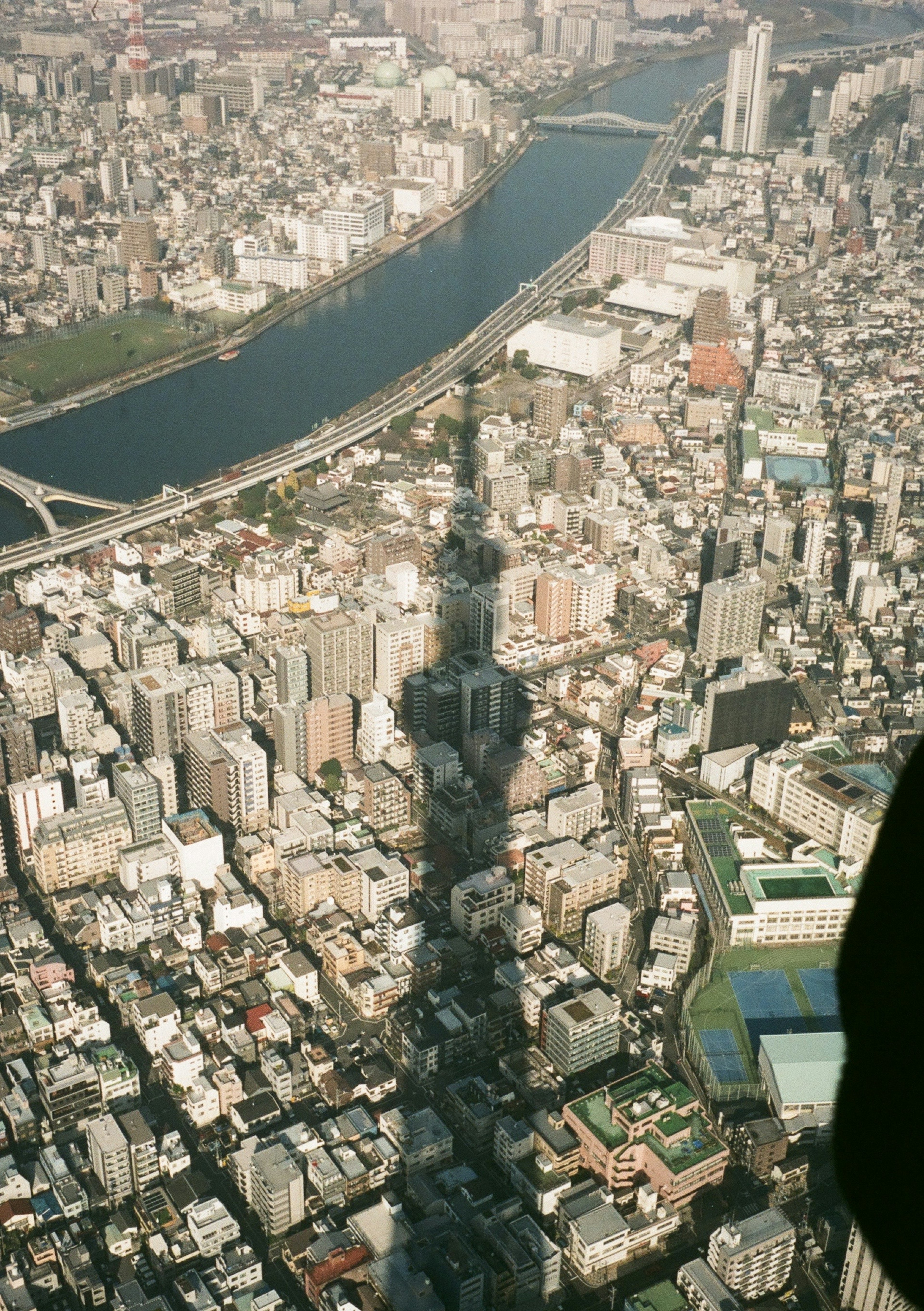 Vista aérea de un paisaje urbano con una sombra prominente