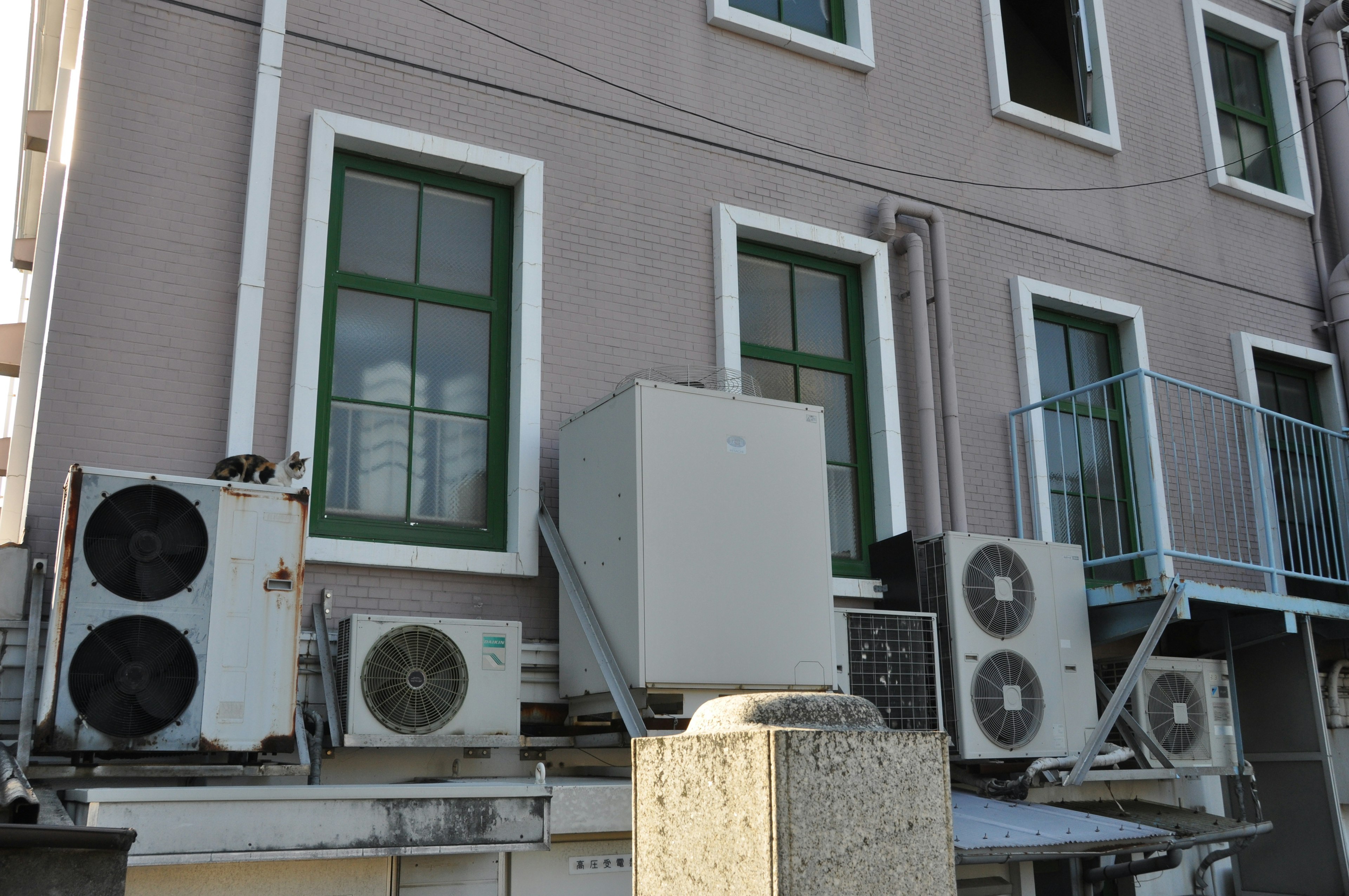 Extérieur d'un bâtiment avec plusieurs unités de climatisation montées sur le mur