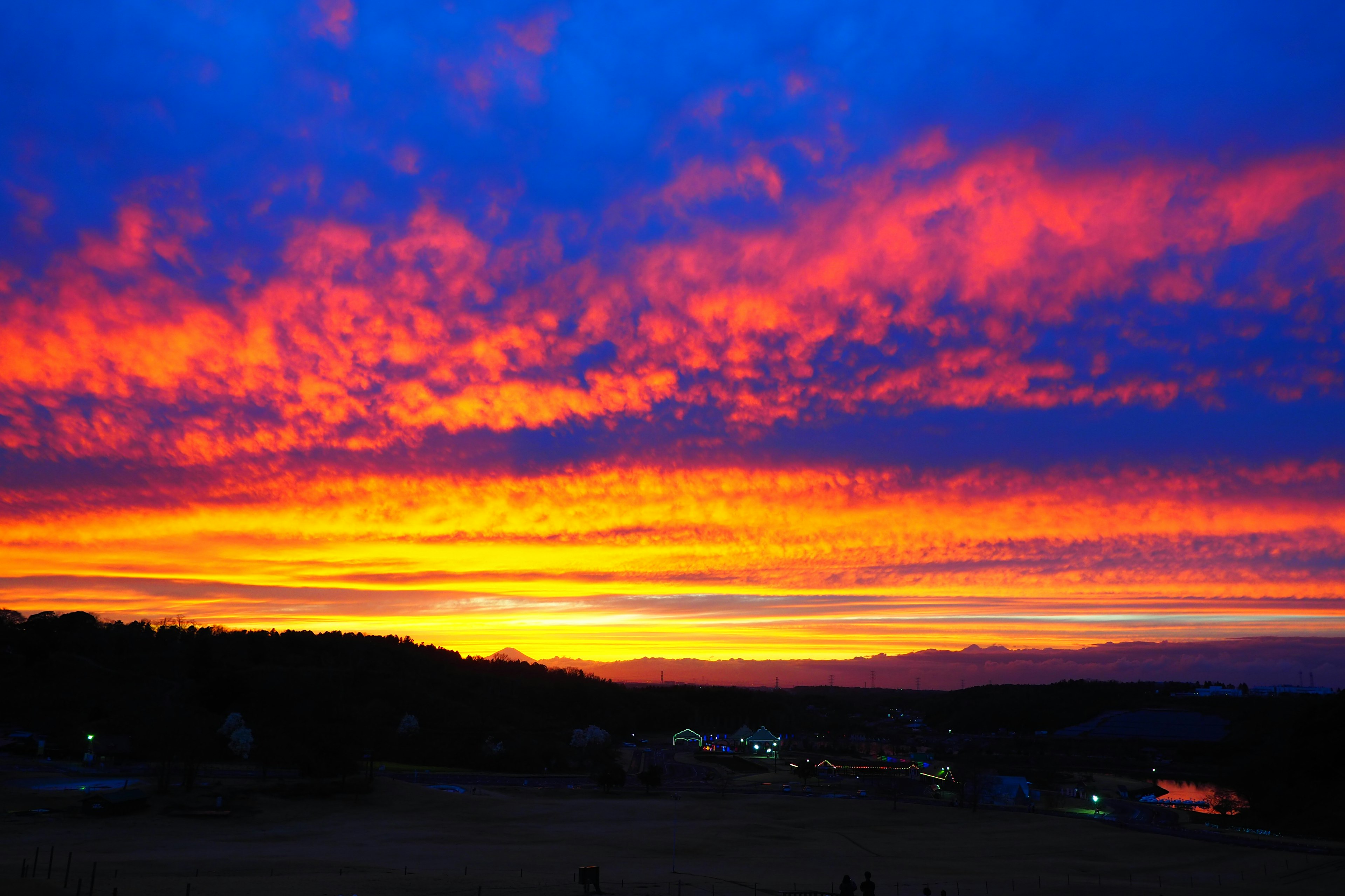 Lebendiger Sonnenuntergangshimmel mit beeindruckenden Farbverläufen von Blau und Orange