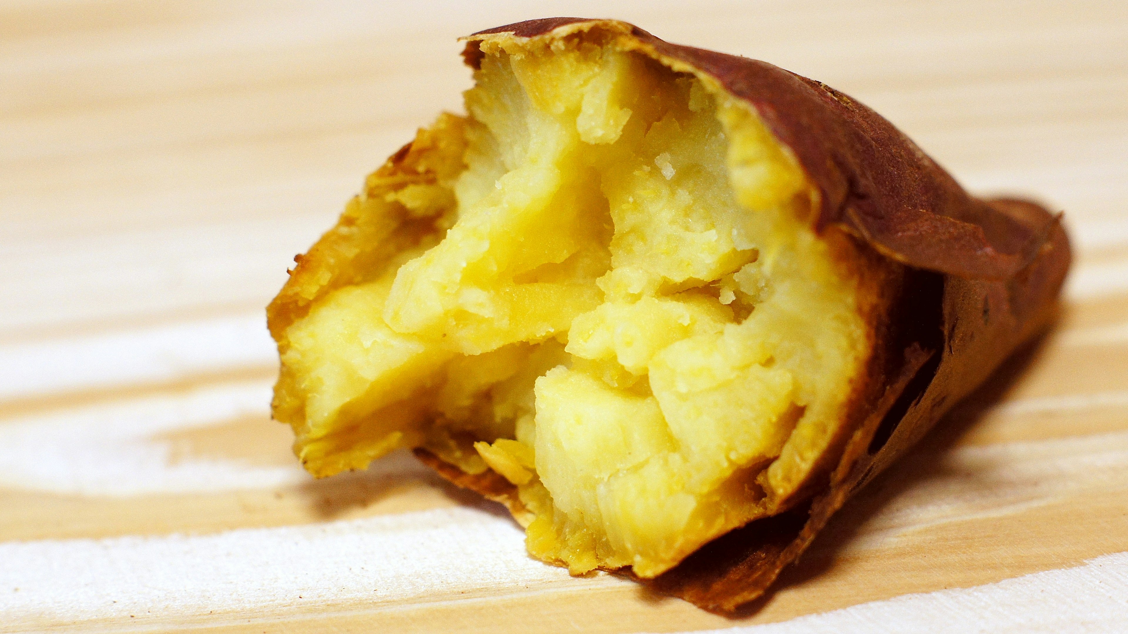 Primer plano de una batata cocida con un interior dorado