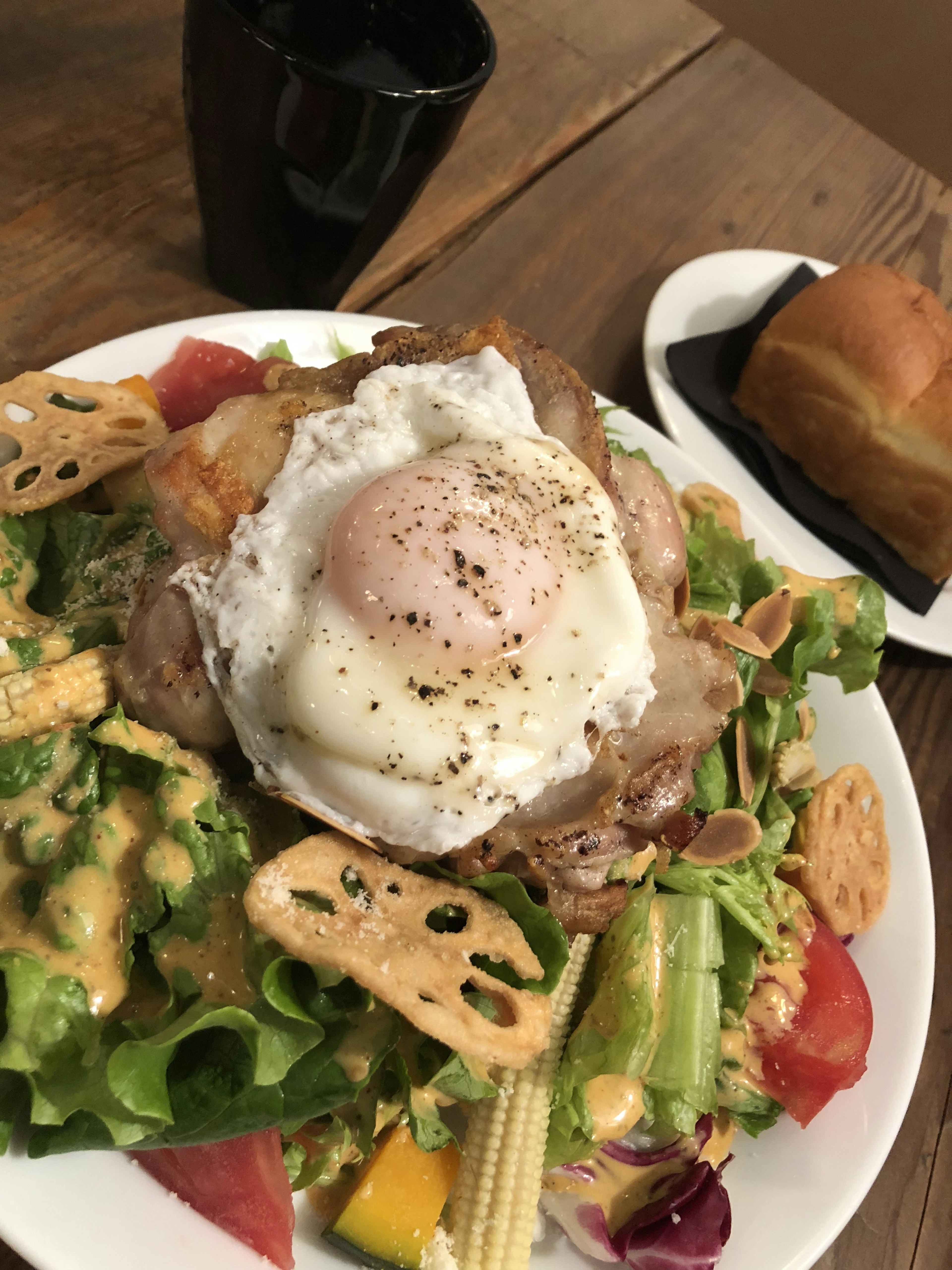 Un plat avec une salade fraîche surmontée d'un œuf poché