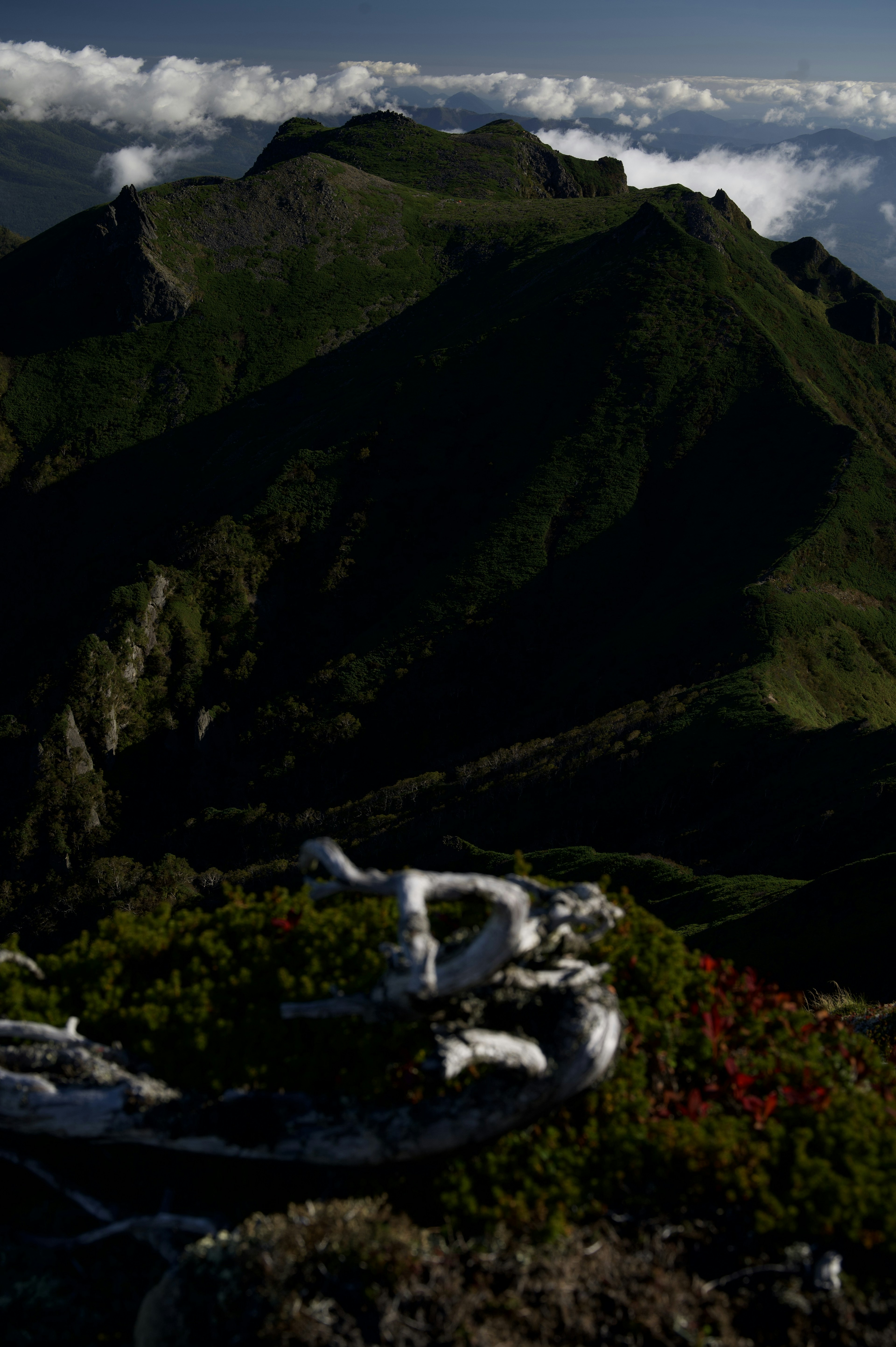 Stupendo paesaggio montano con nuvole sullo sfondo