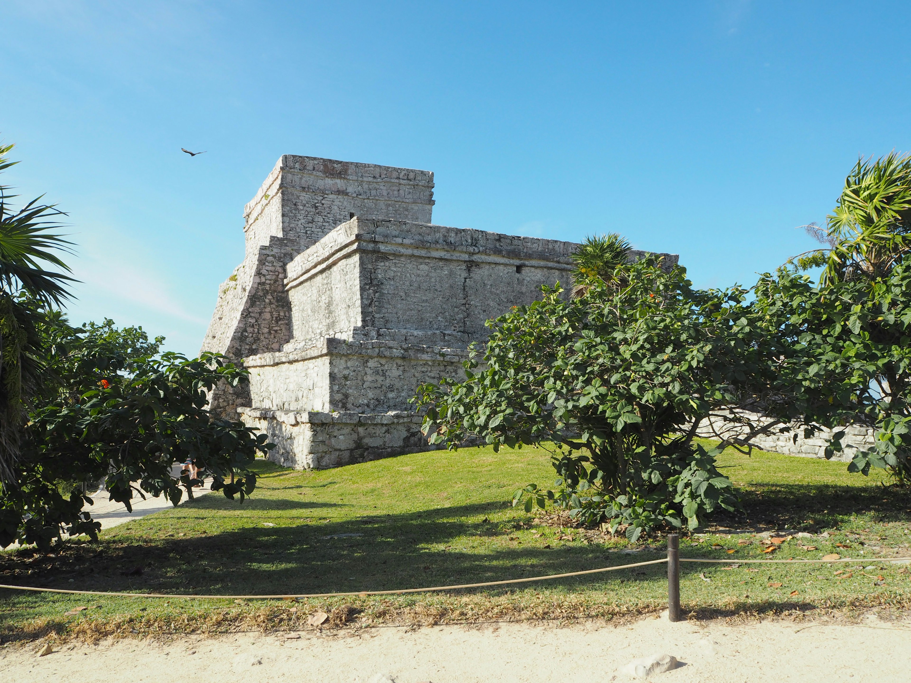 Antiche rovine maya del tempio di Tulum sotto un cielo blu