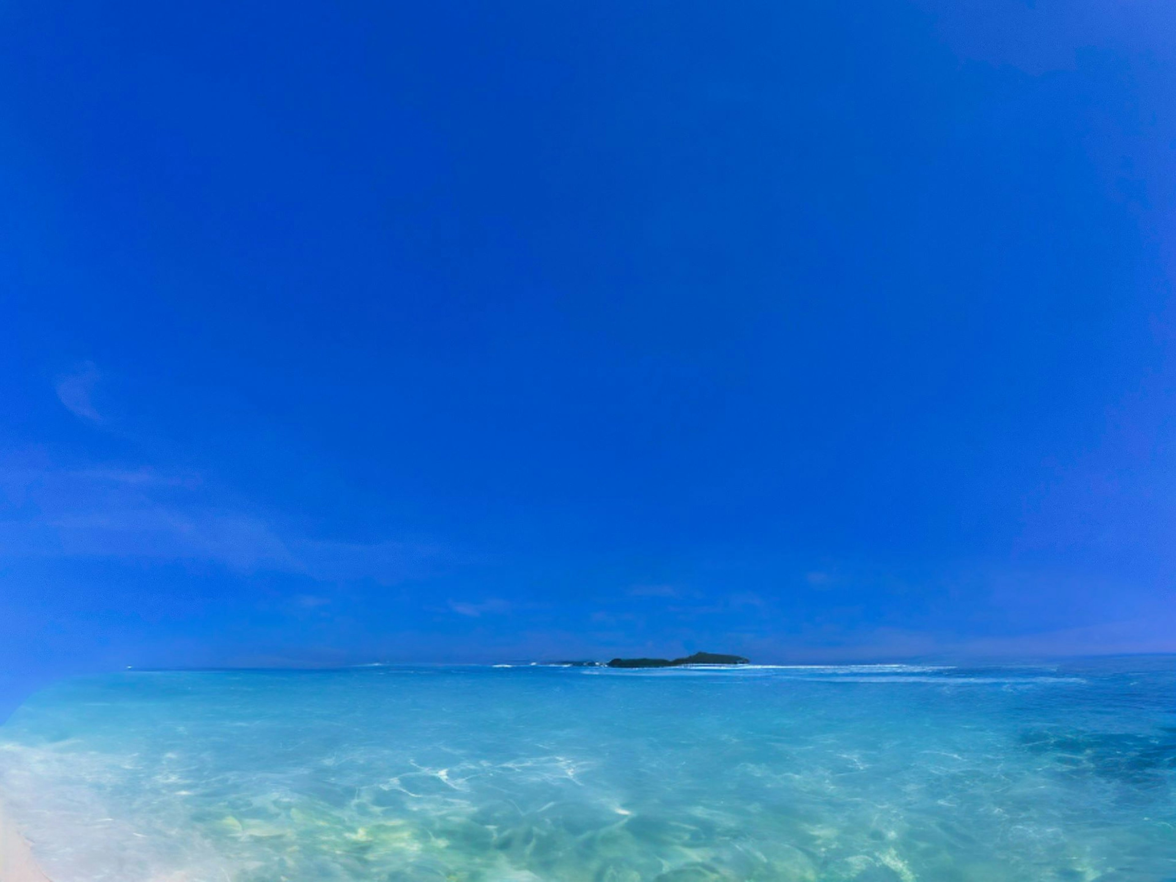 Cielo blu vibrante e vista sull'oceano limpido