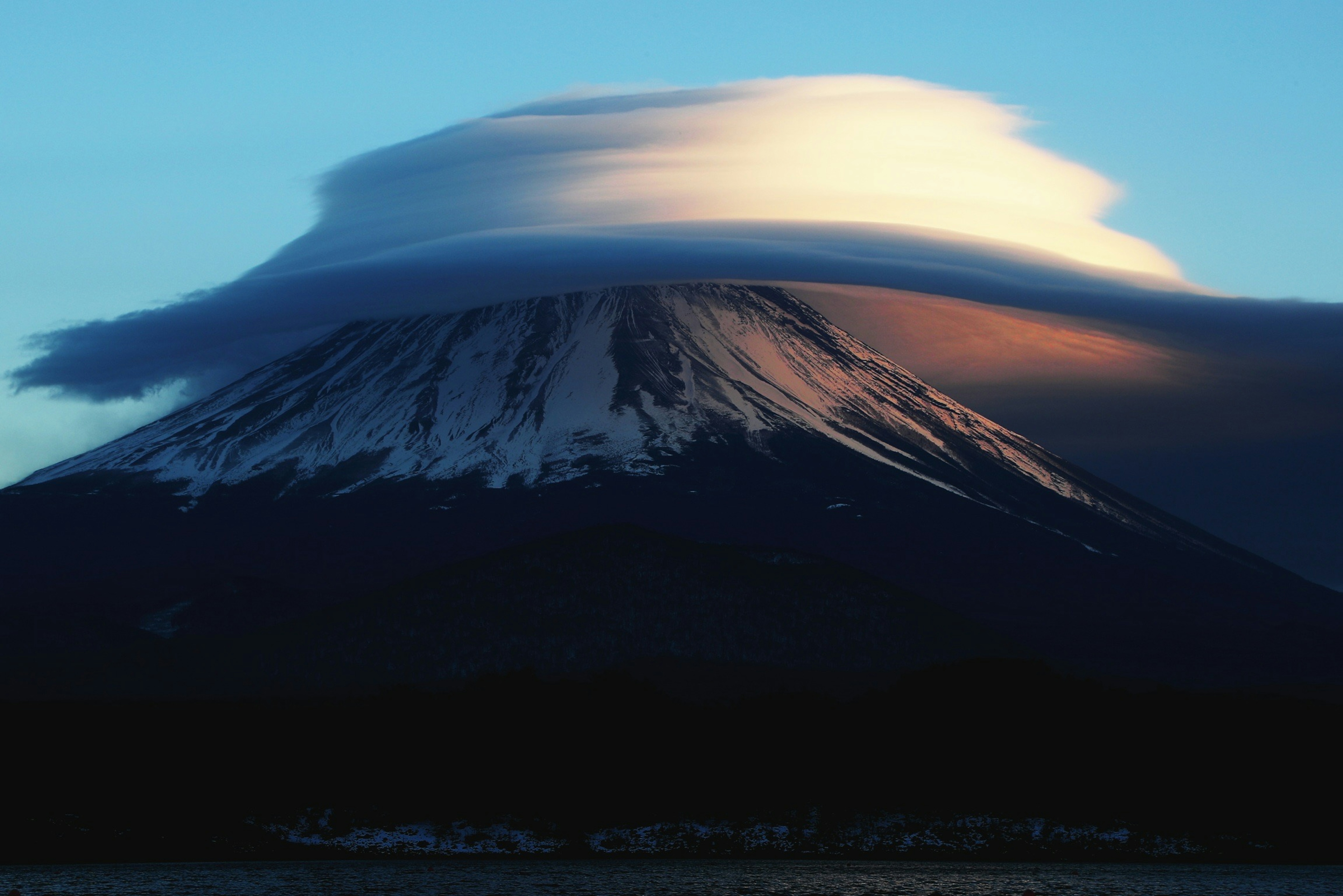 富士山にかかる雲の帽子と青い空の美しい風景