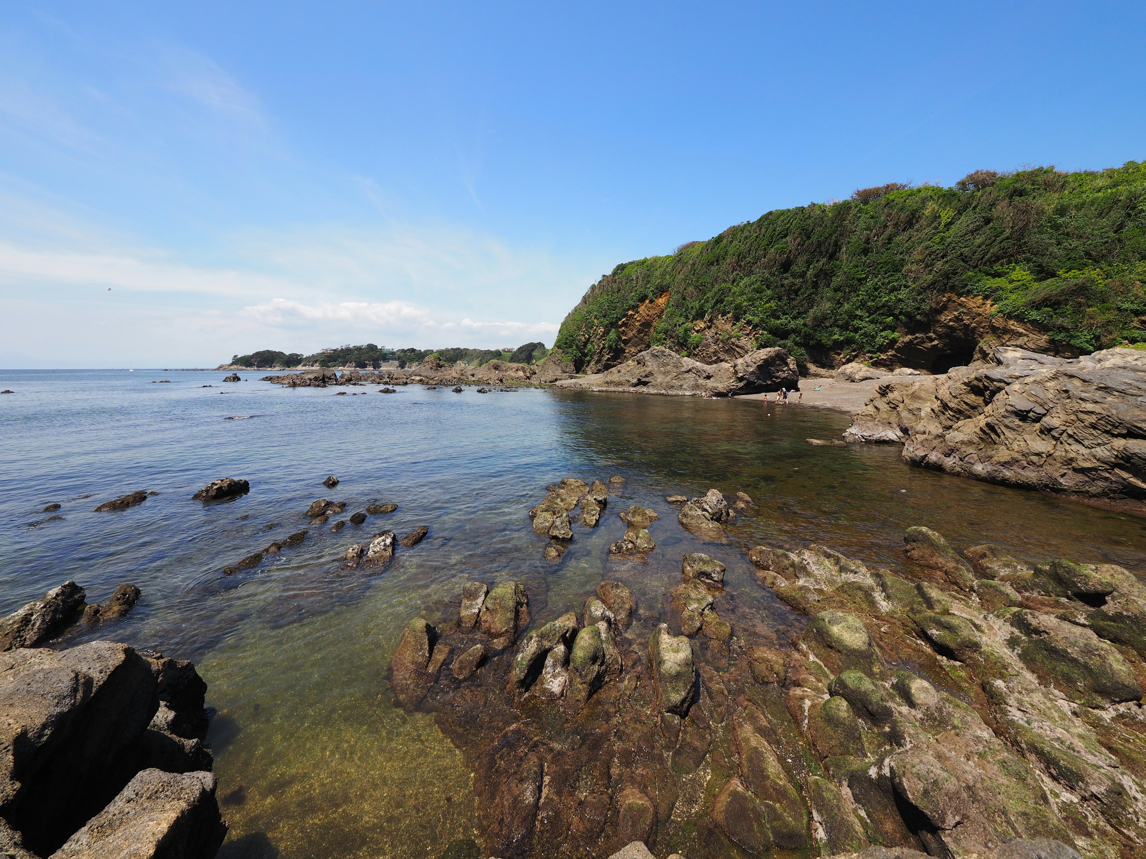 Une côte sereine avec des formations rocheuses et des eaux calmes