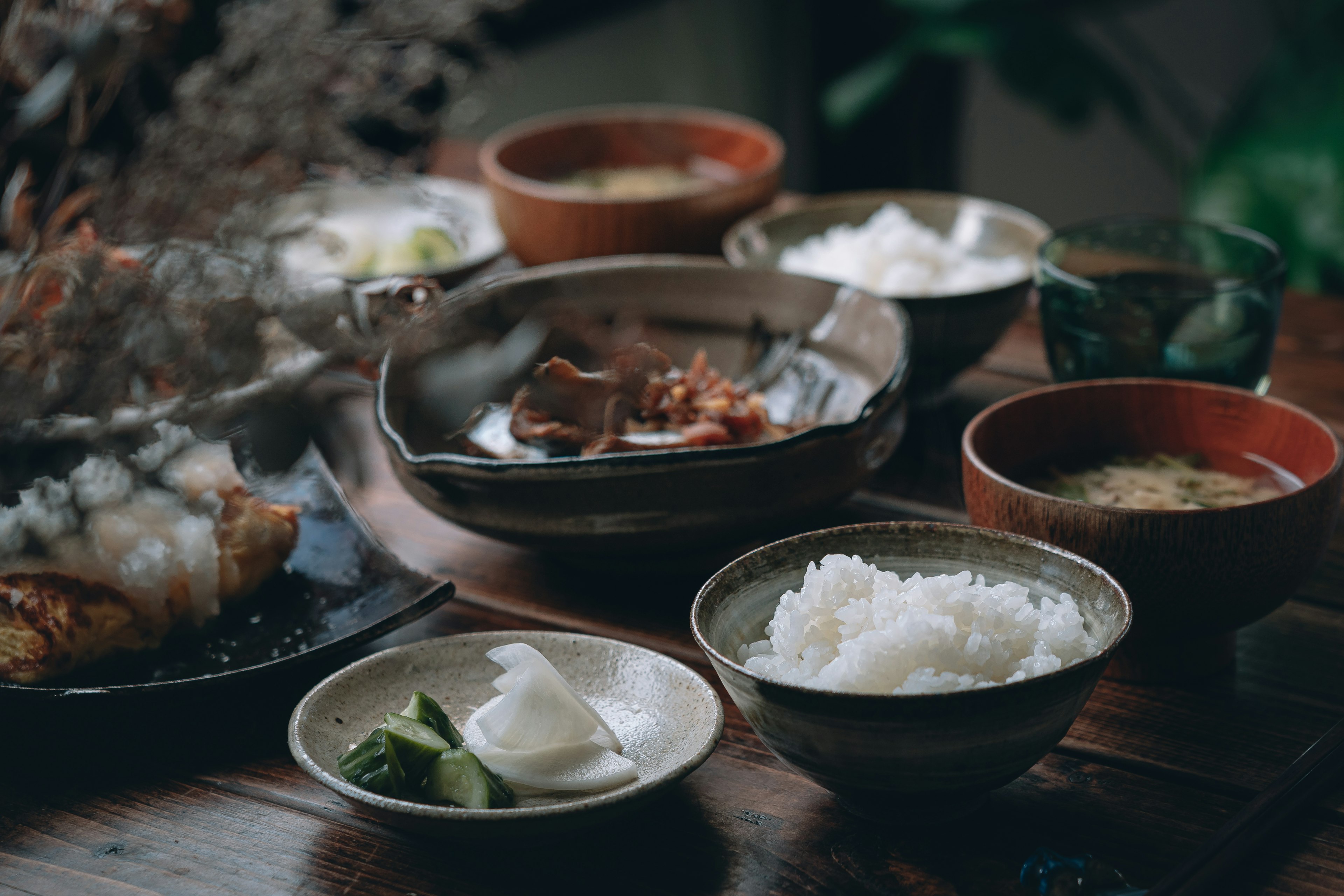 Cocina japonesa bellamente dispuesta con arroz y guarniciones en una mesa