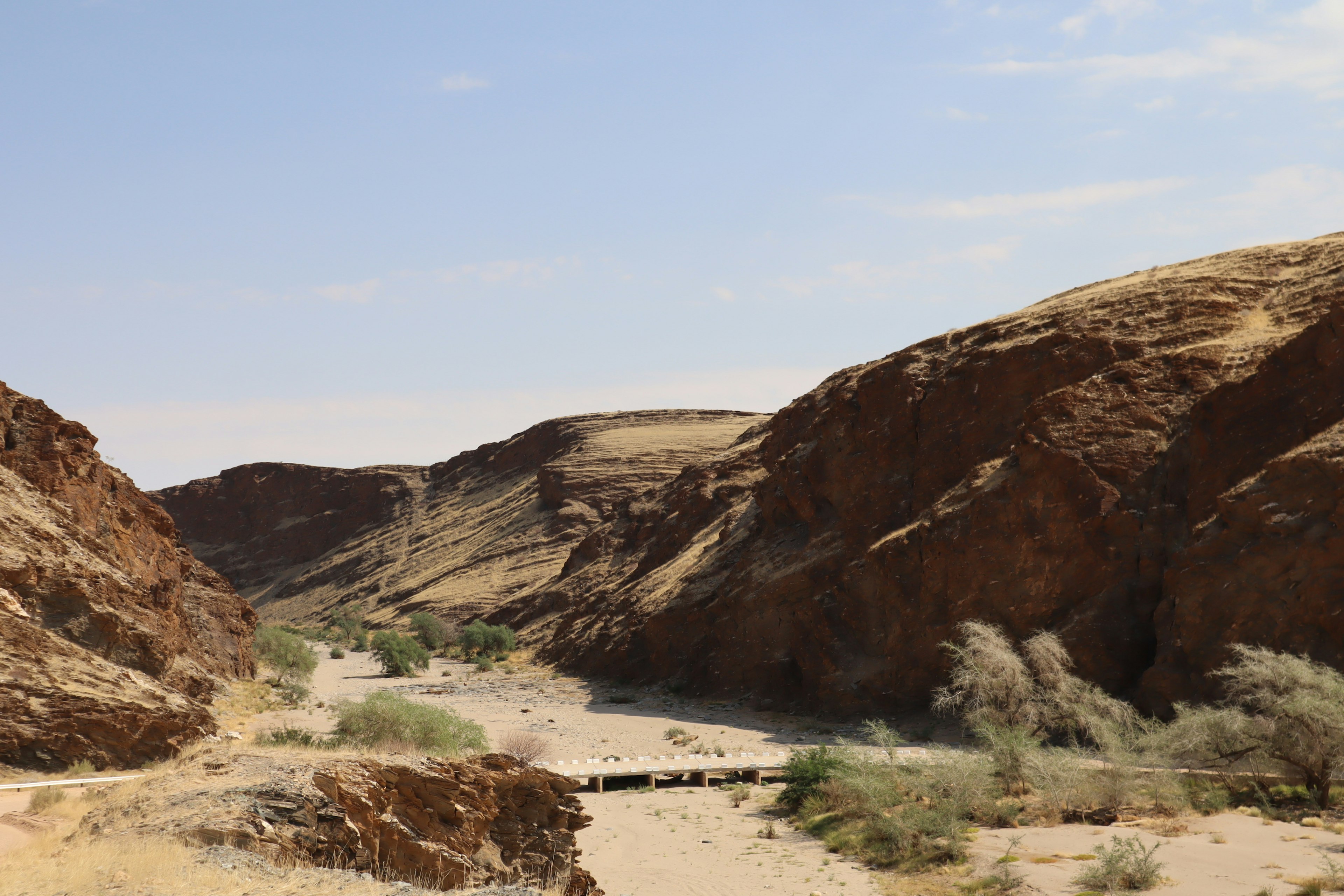 Trockene Canyonlandschaft mit felsigen Wänden