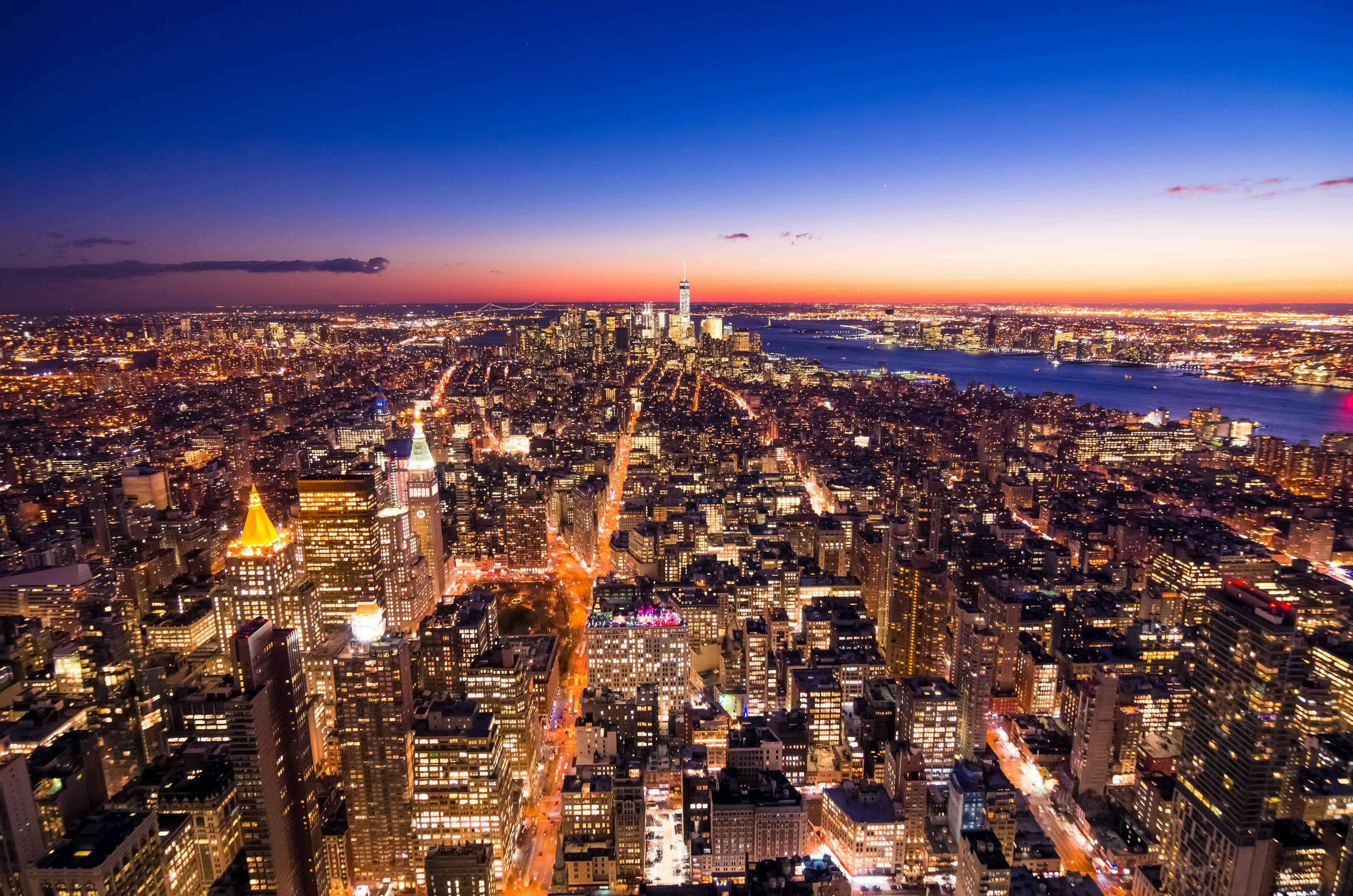 Vista panorámica de Nueva York de noche luces brillantes de la ciudad y cielo azul-púrpura