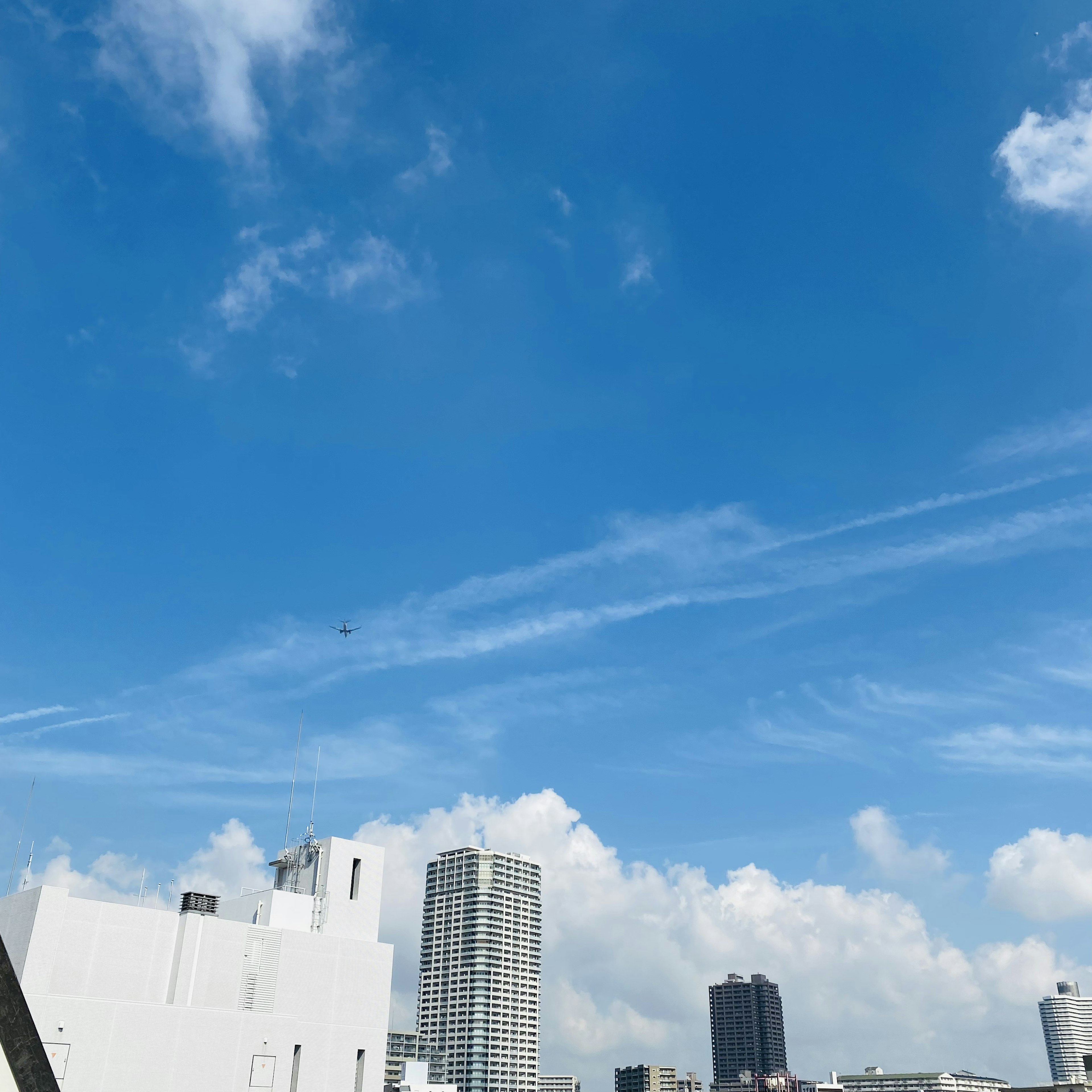 Paesaggio urbano con cielo blu e nuvole bianche e grattacieli