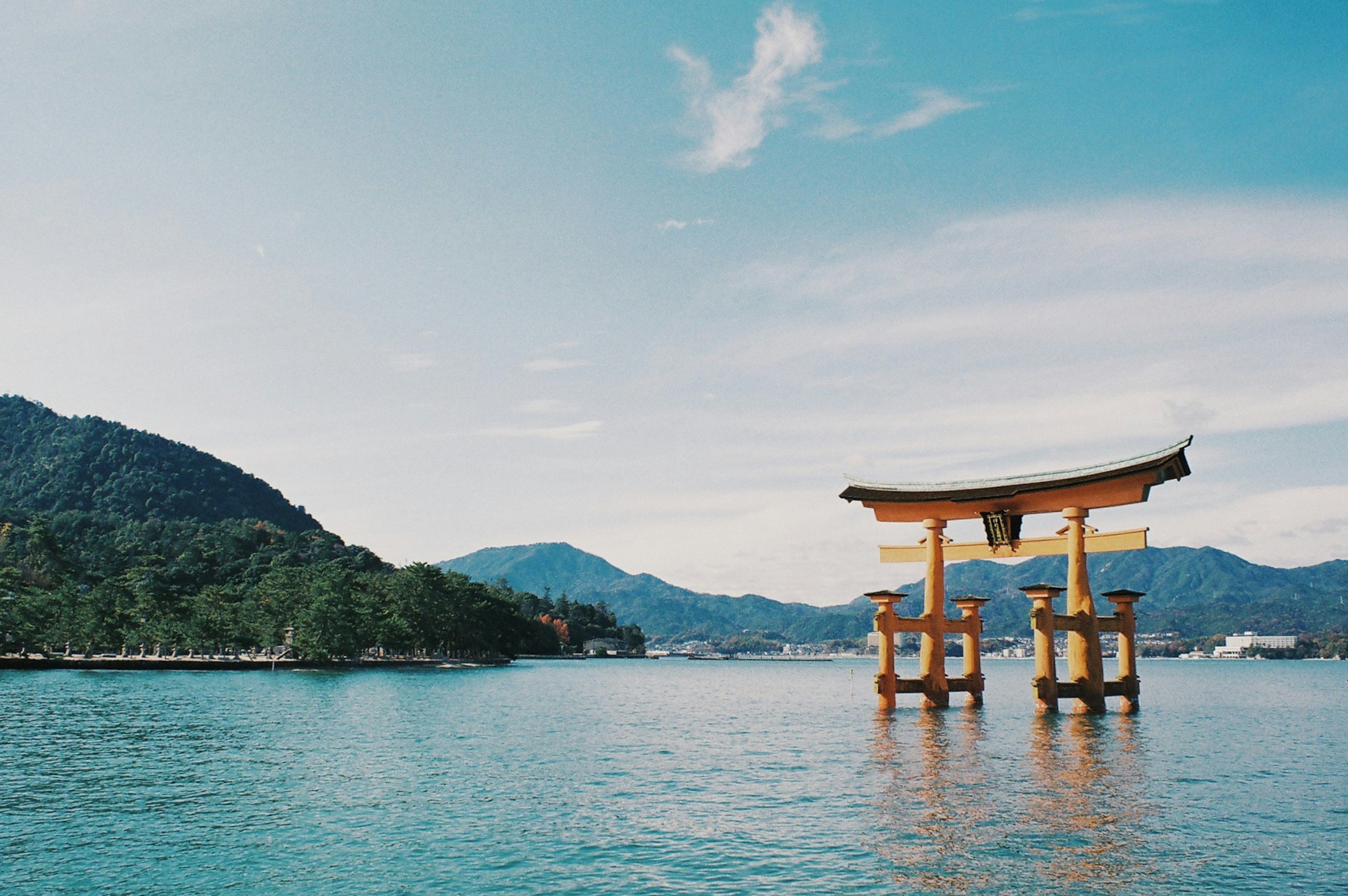 Schwebendes Torii des Itsukushima-Schreins mit Bergen im Hintergrund