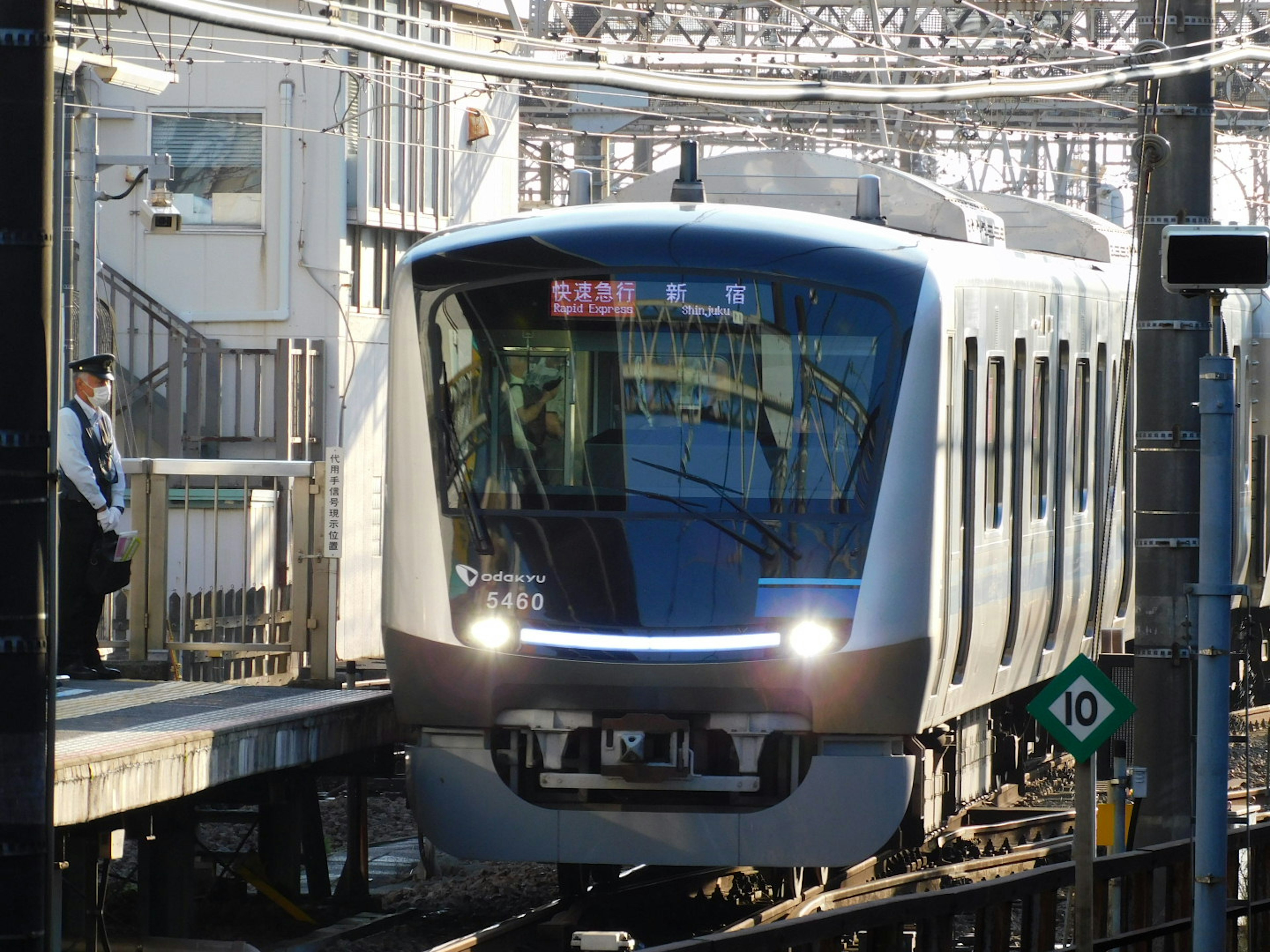 Treno moderno in arrivo alla stazione