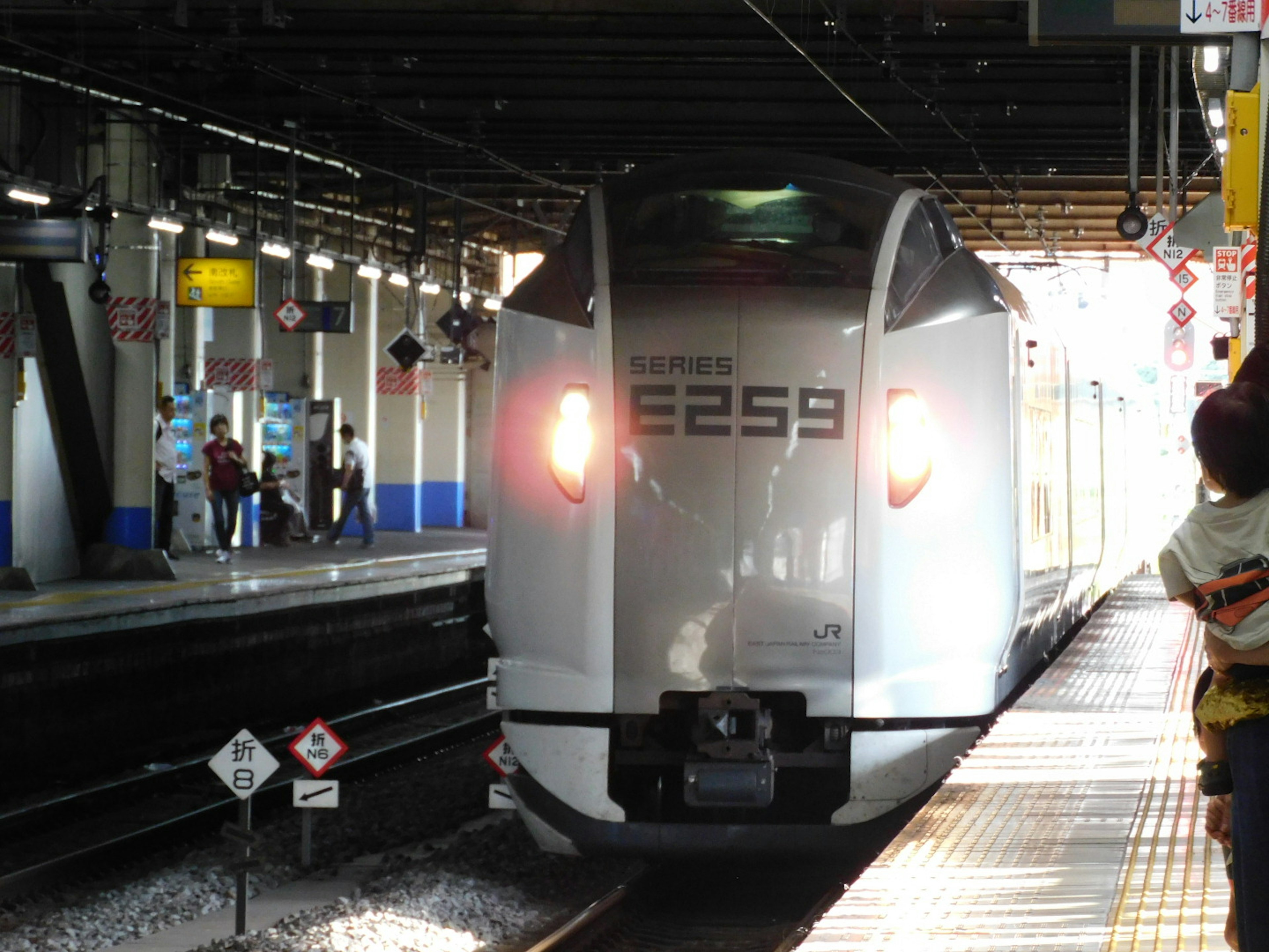 Kereta Shinkansen nomor 2559 di stasiun dengan orang-orang di sekitarnya