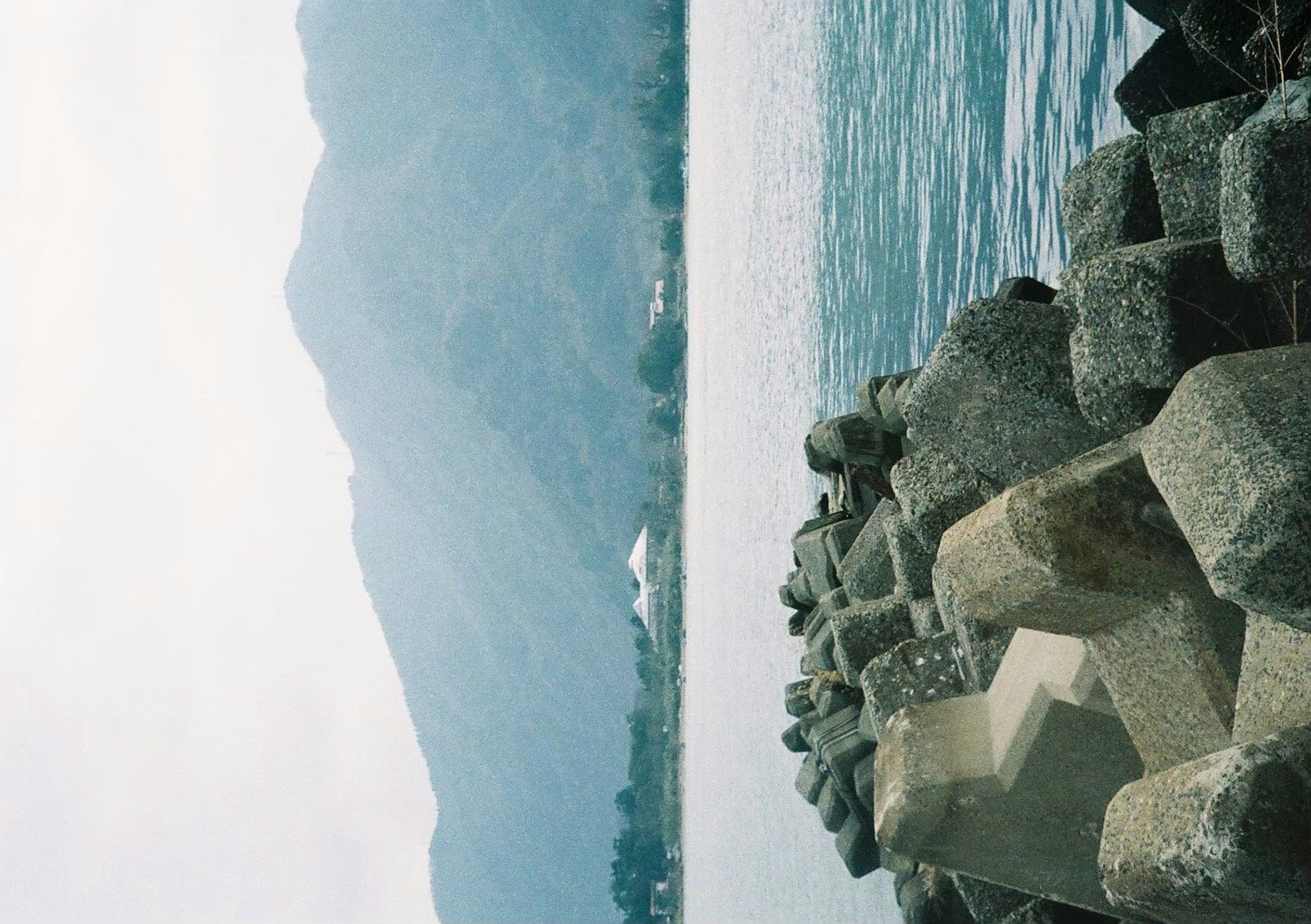 Costa rocosa con montañas de fondo