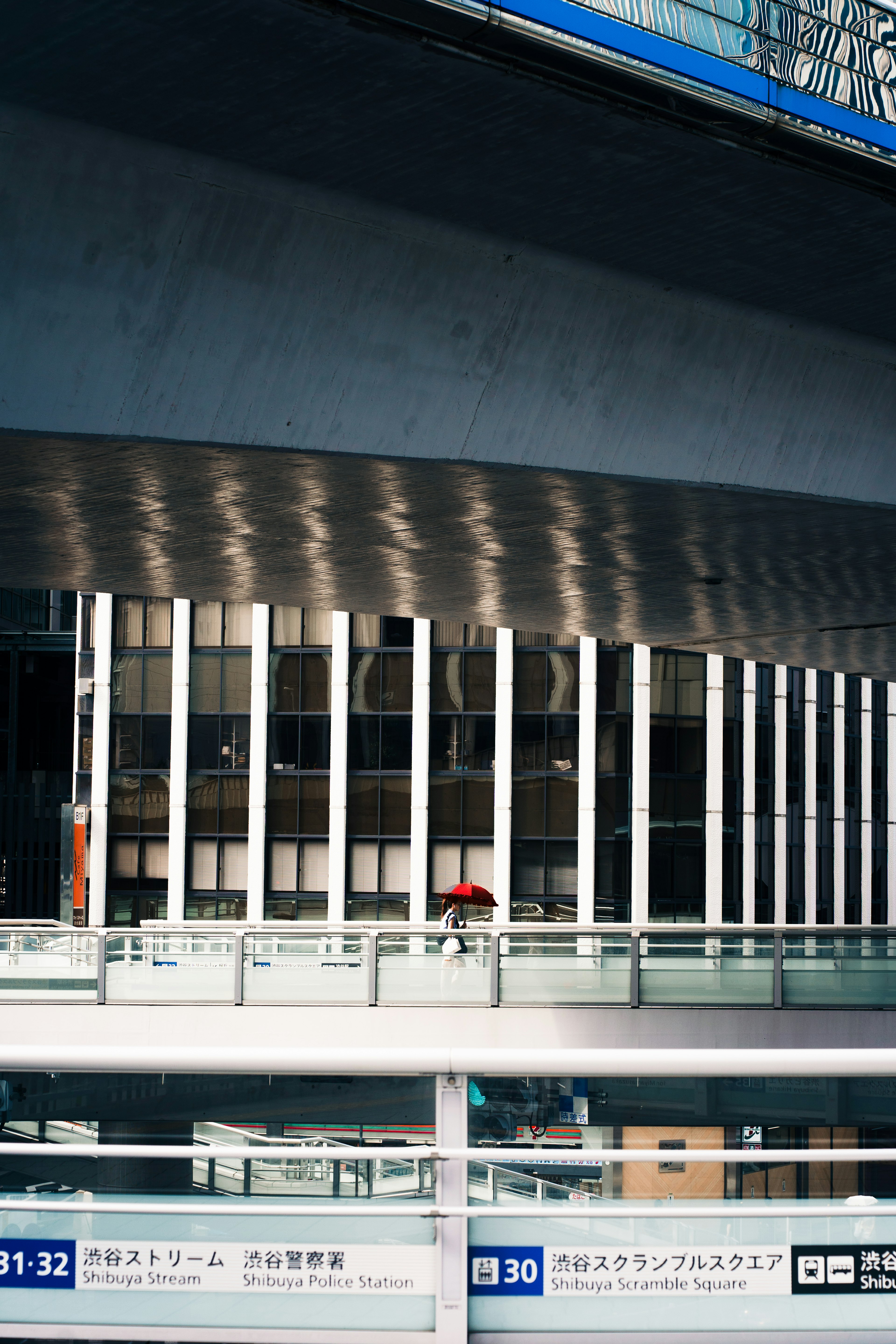 Paesaggio urbano con facciata di edificio moderno e luce riflessa