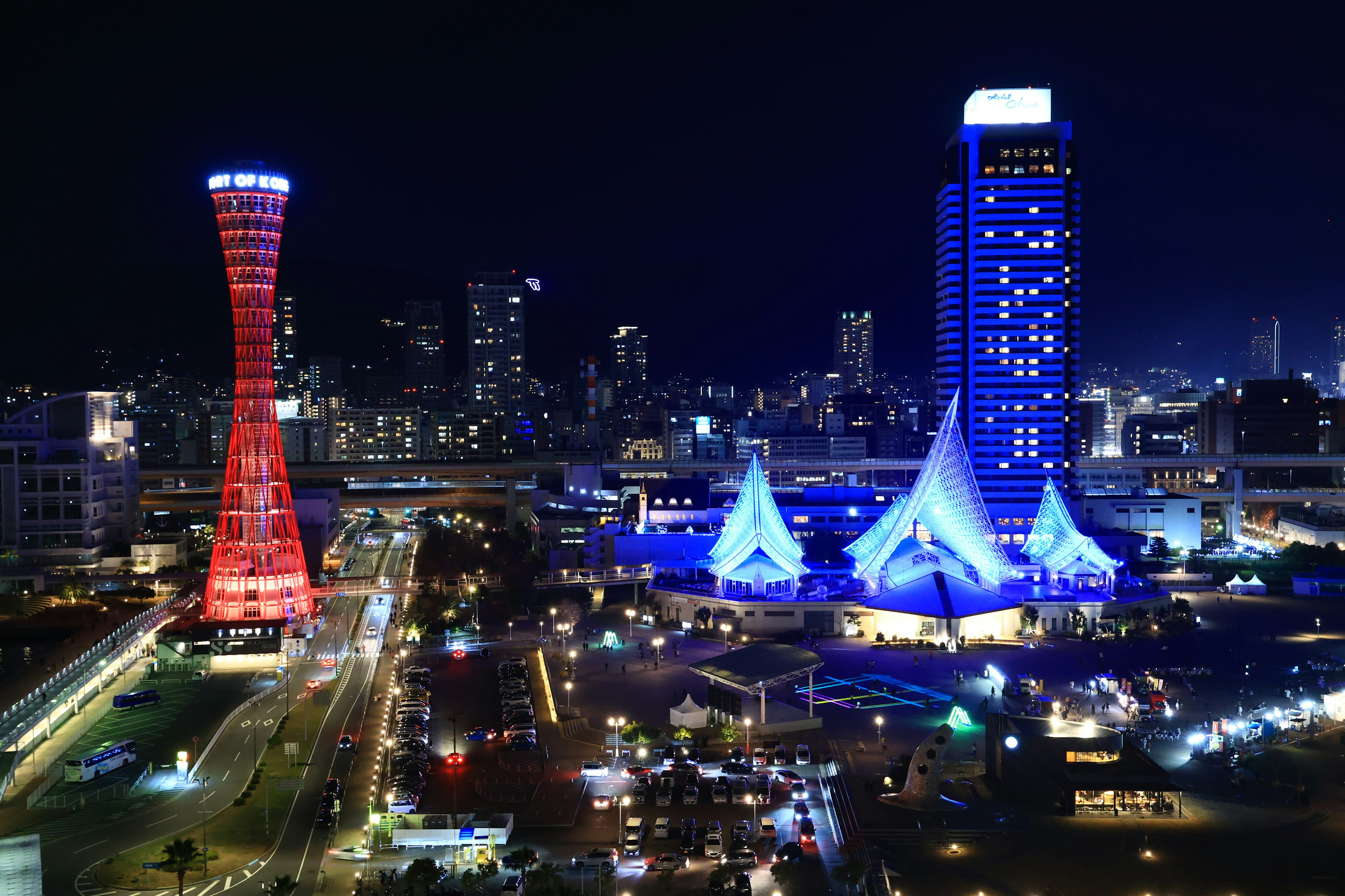 Pemandangan kota yang indah menampilkan Menara Pelabuhan Kobe dan gedung-gedung sekitarnya di malam hari