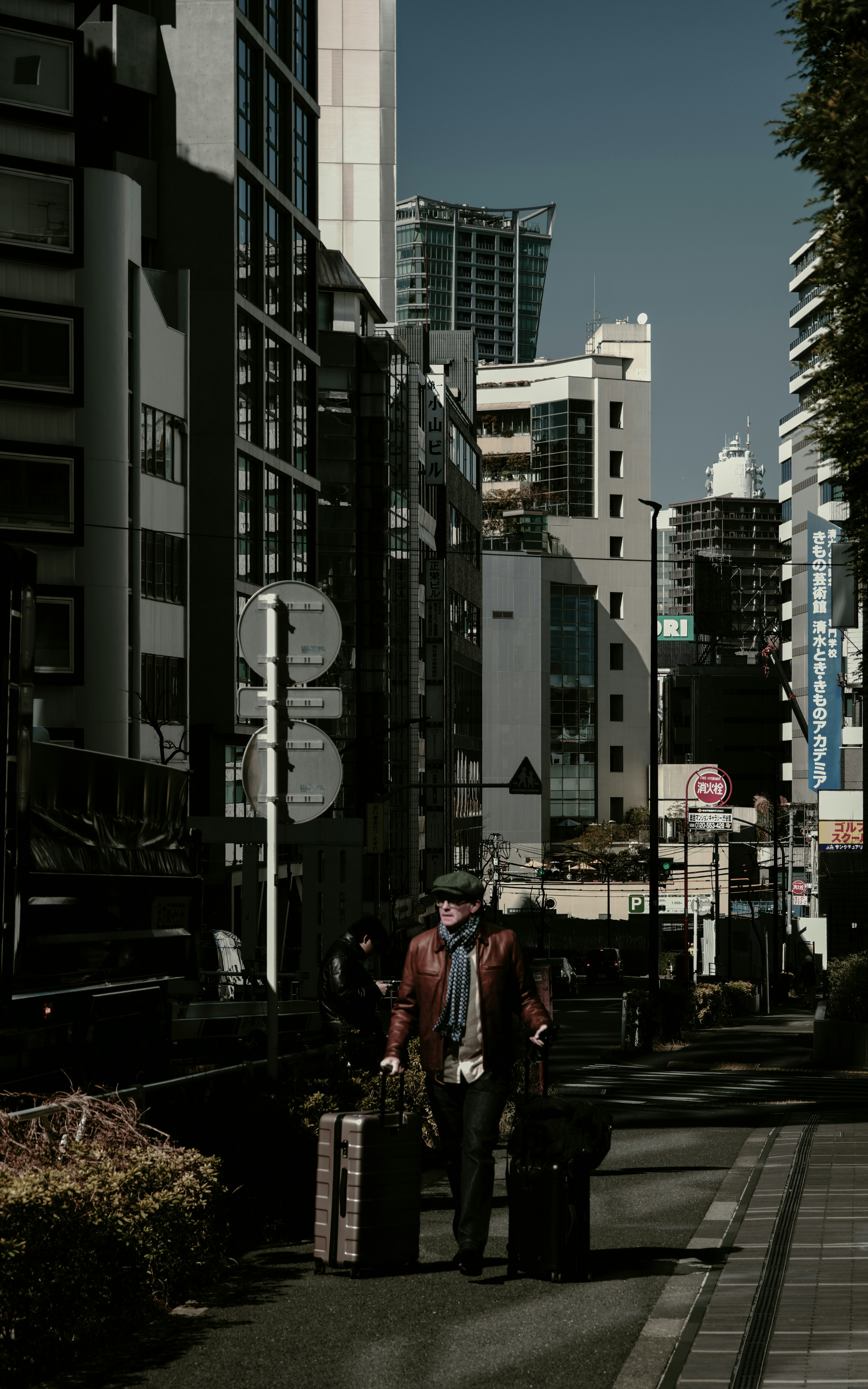 街中を歩く男性と荷物のある風景