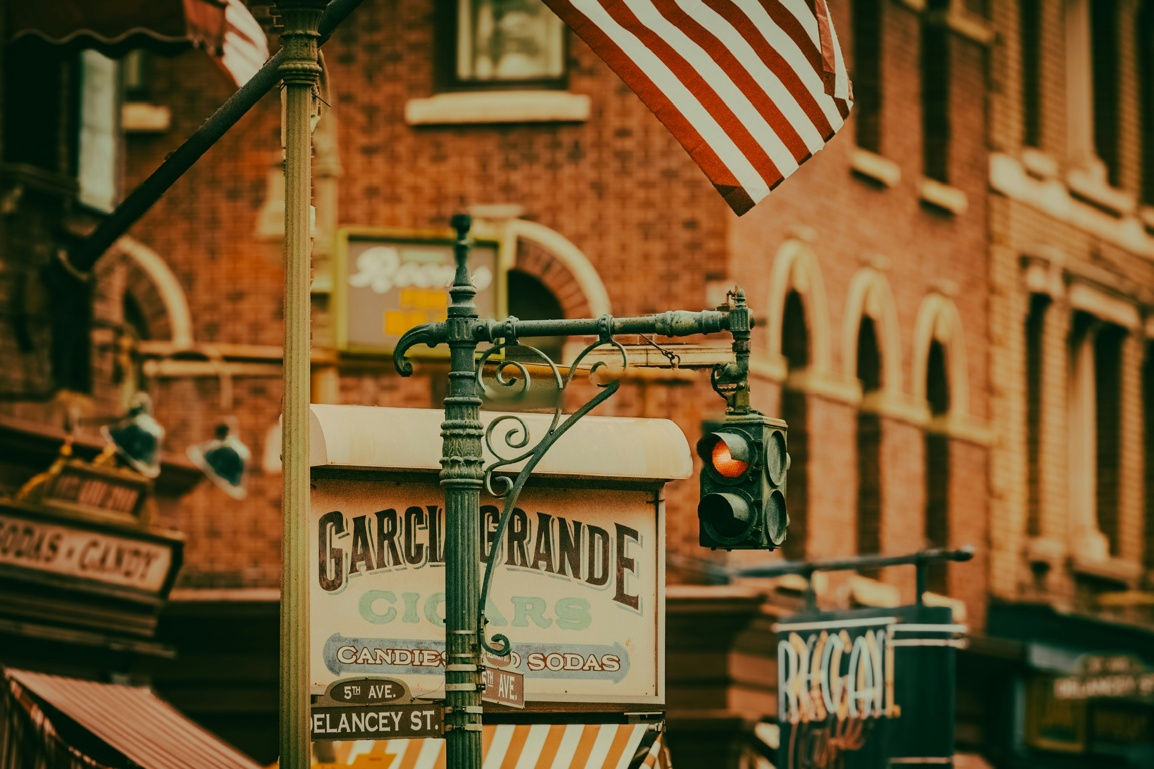 Straßenansicht mit dem Schild Garcia Grande und der amerikanischen Flagge