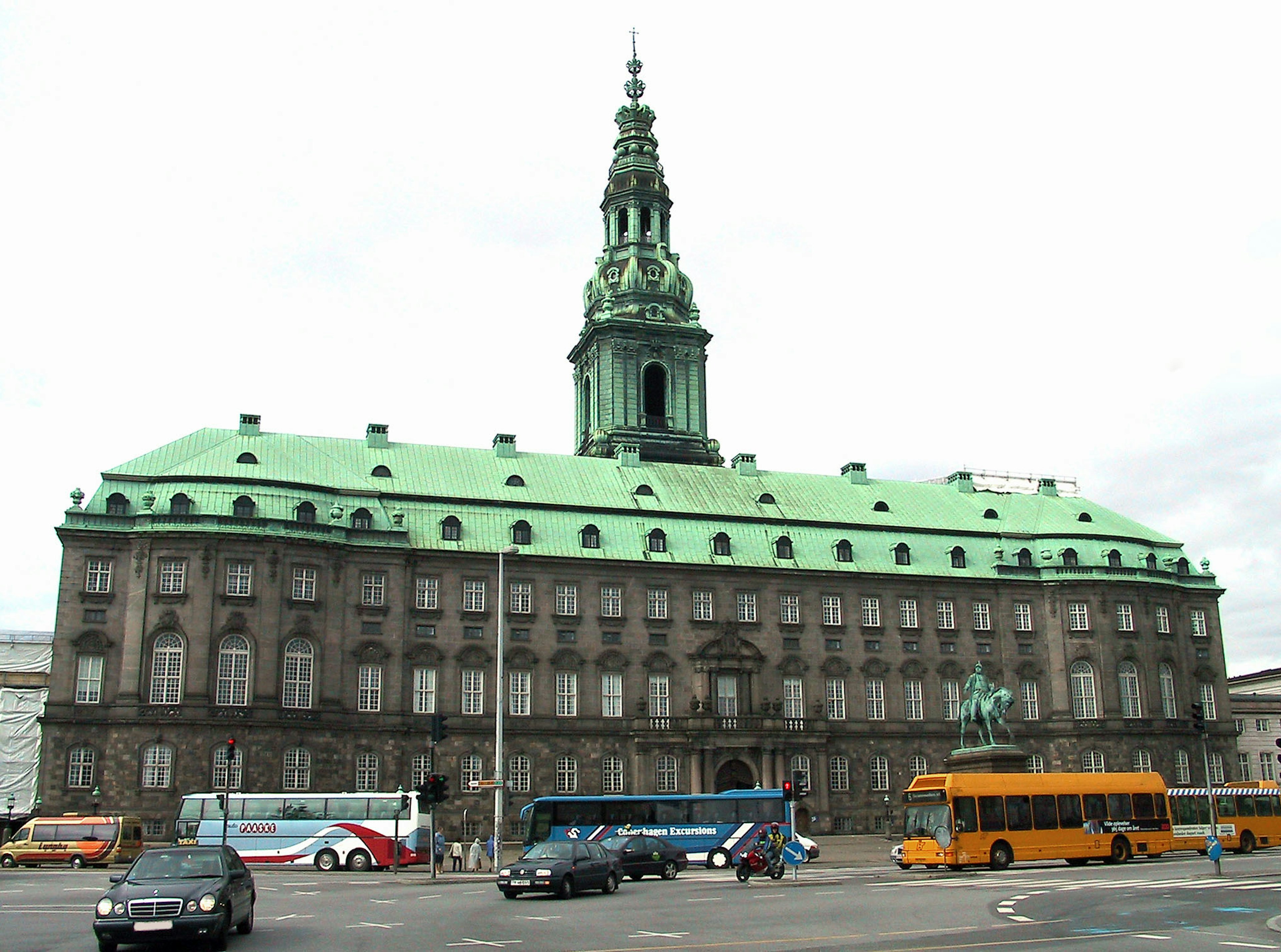 Vista exterior del Palacio de Christiansborg en Copenhague con techo verde y aguja de cobre