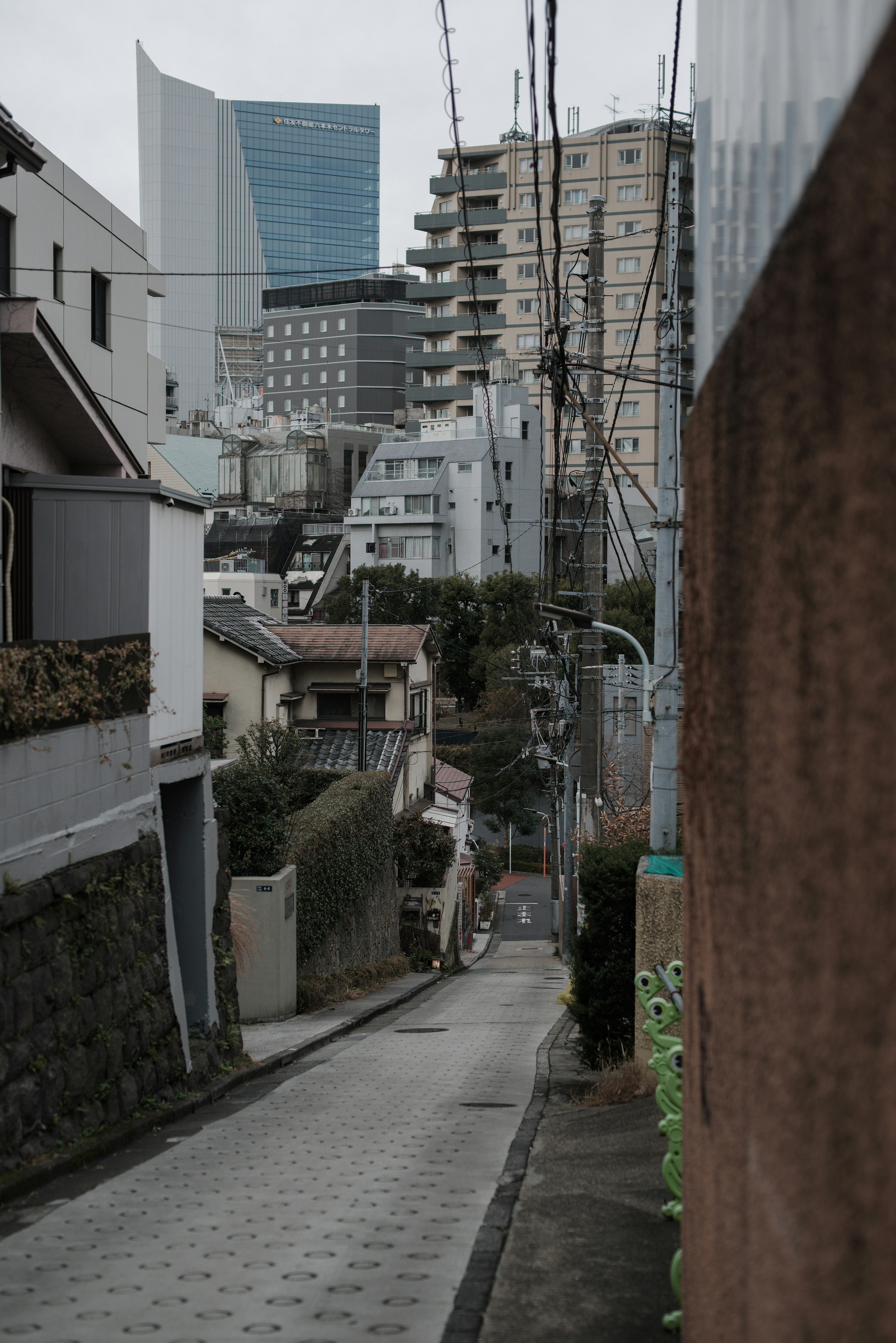 狭い道と高層ビルが見える都市の風景