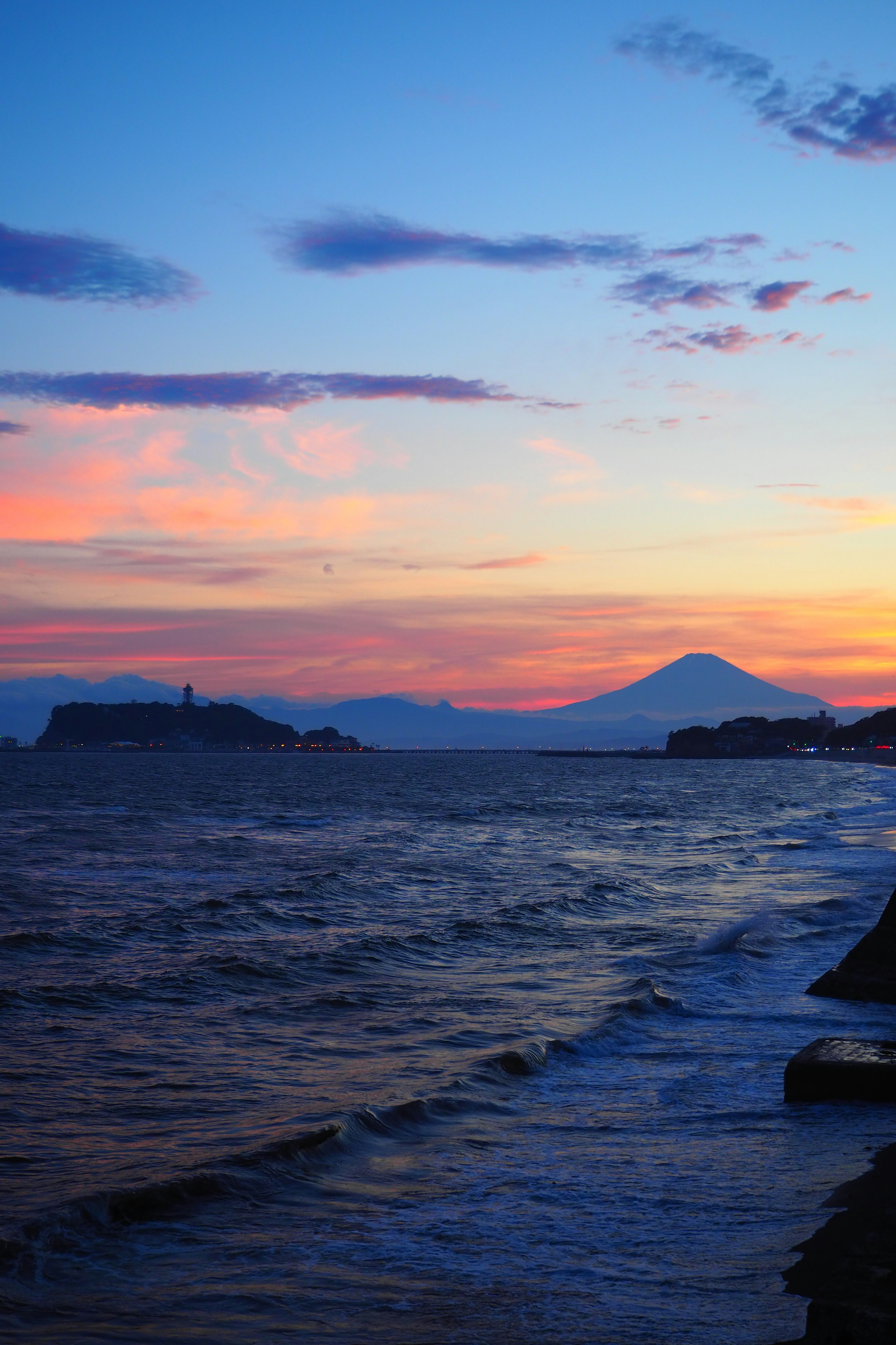 Pintoresco atardecer sobre el océano con la silueta del Monte Fuji