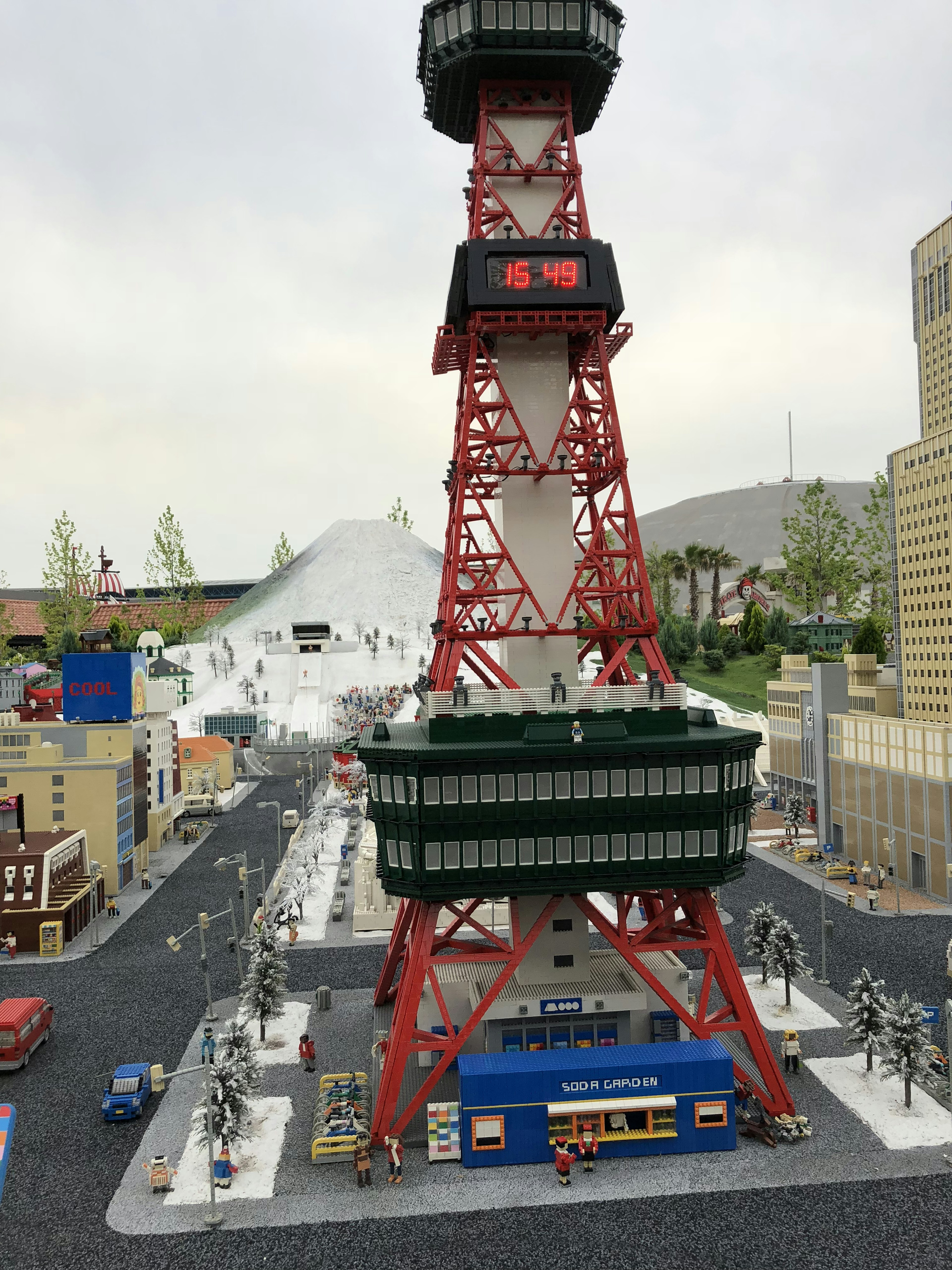 Sebuah menara merah dengan kota mini di sekitarnya