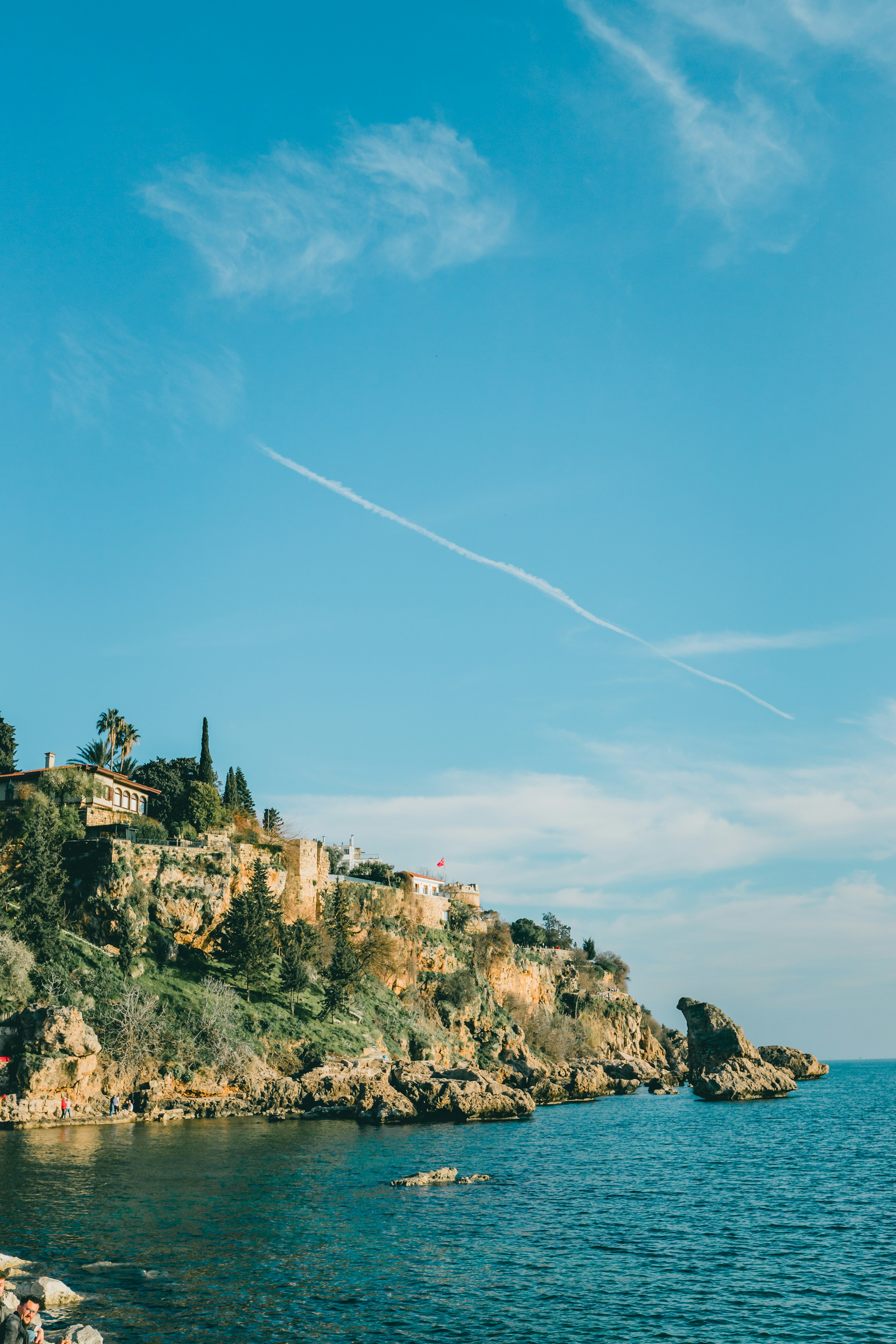 Paysage côtier magnifique avec mer bleue et rivage rocheux