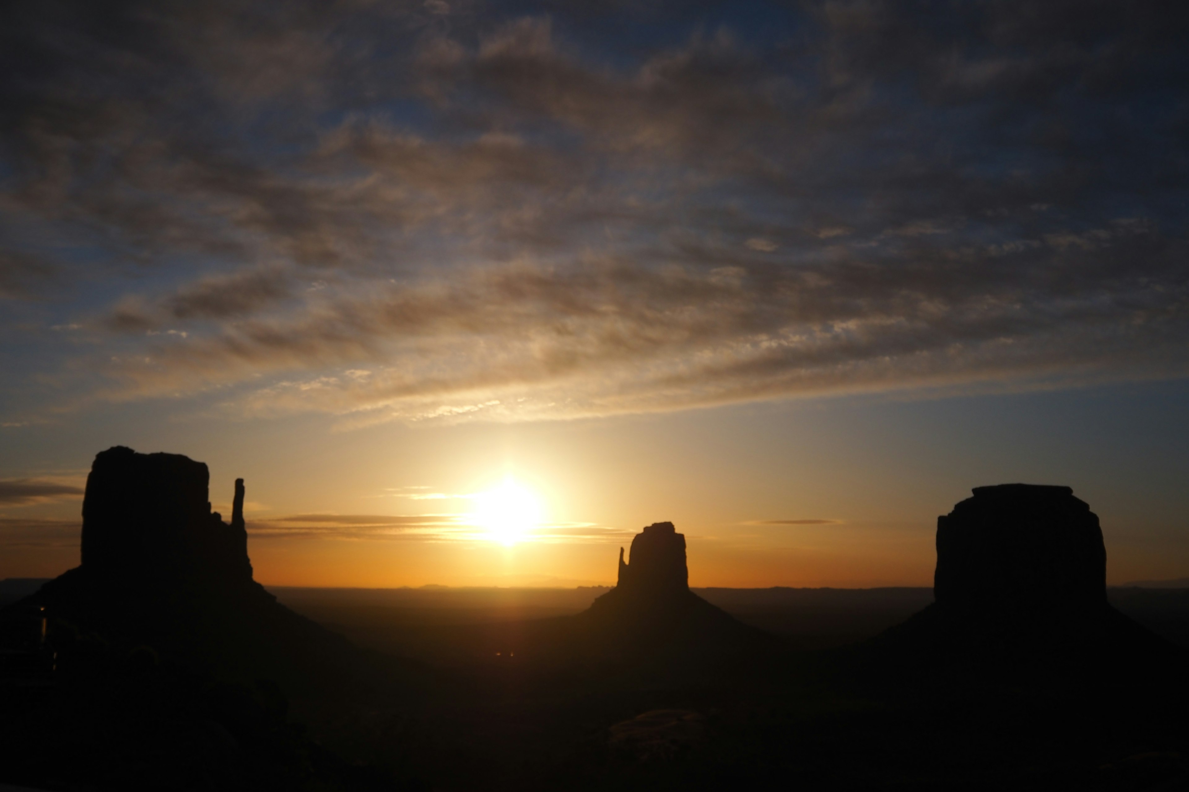 Siluet Monument Valley saat matahari terbenam