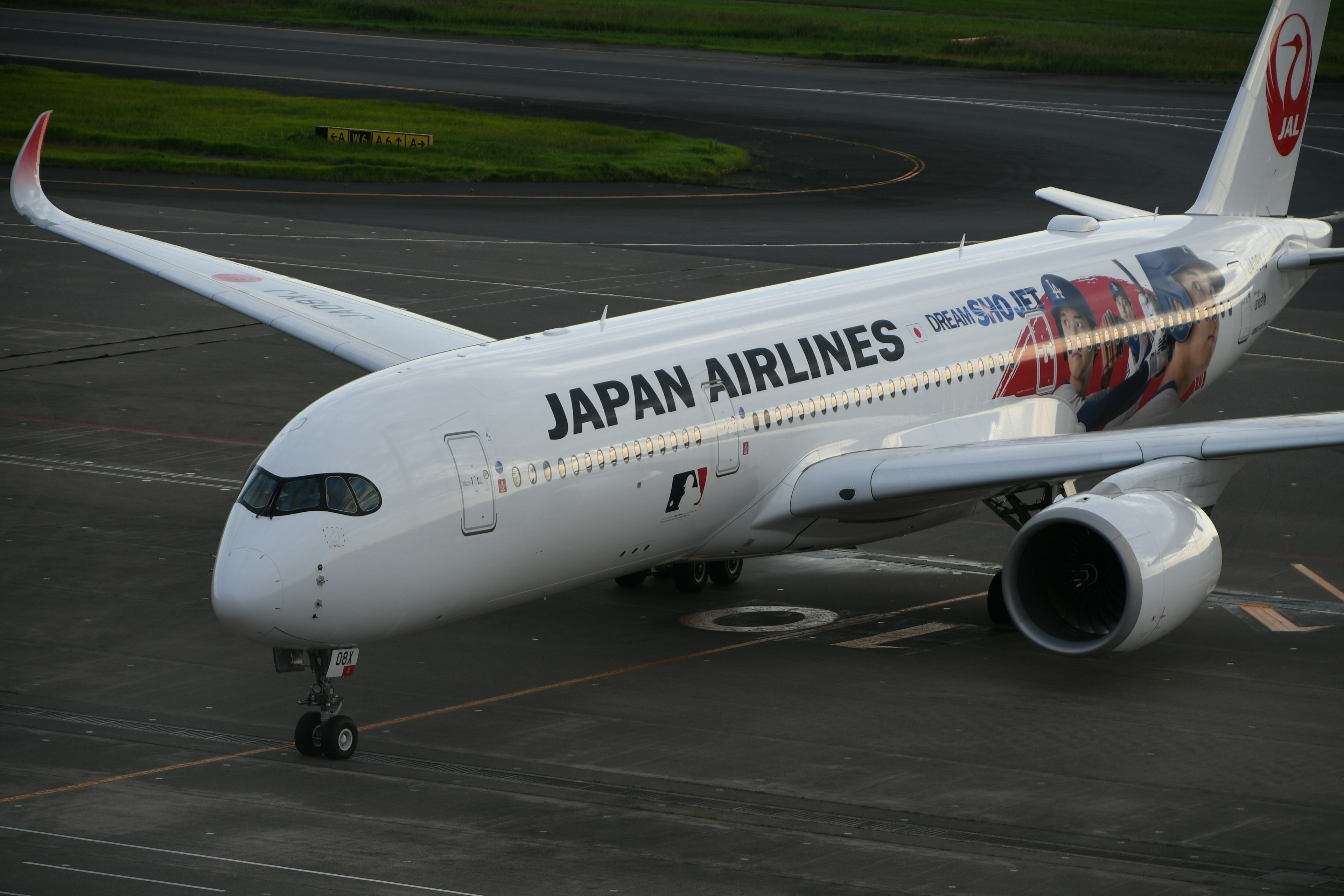 日本航空的空客A350在跑道上