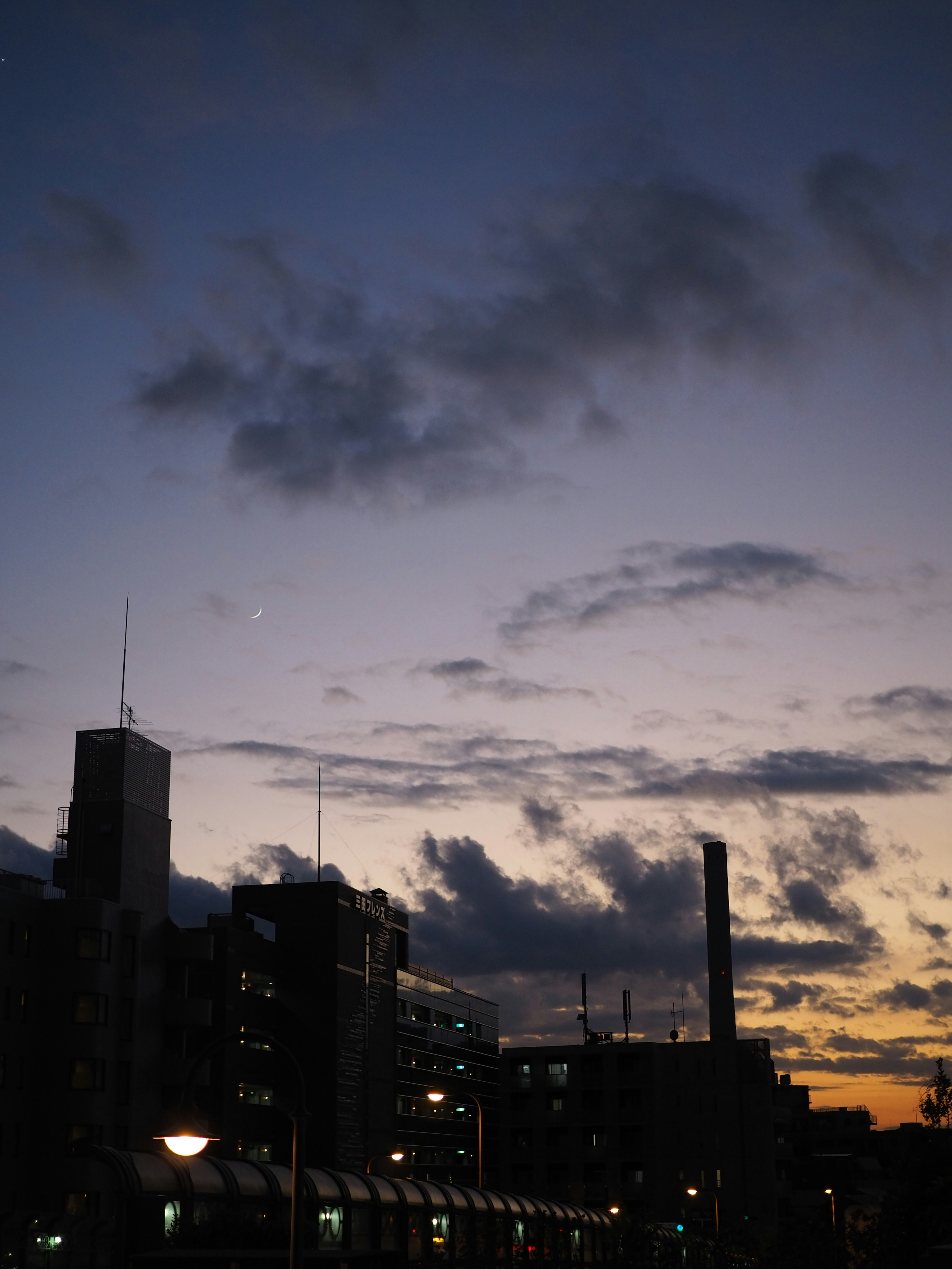 Stadtansicht bei Dämmerung mit verstreuten Wolken