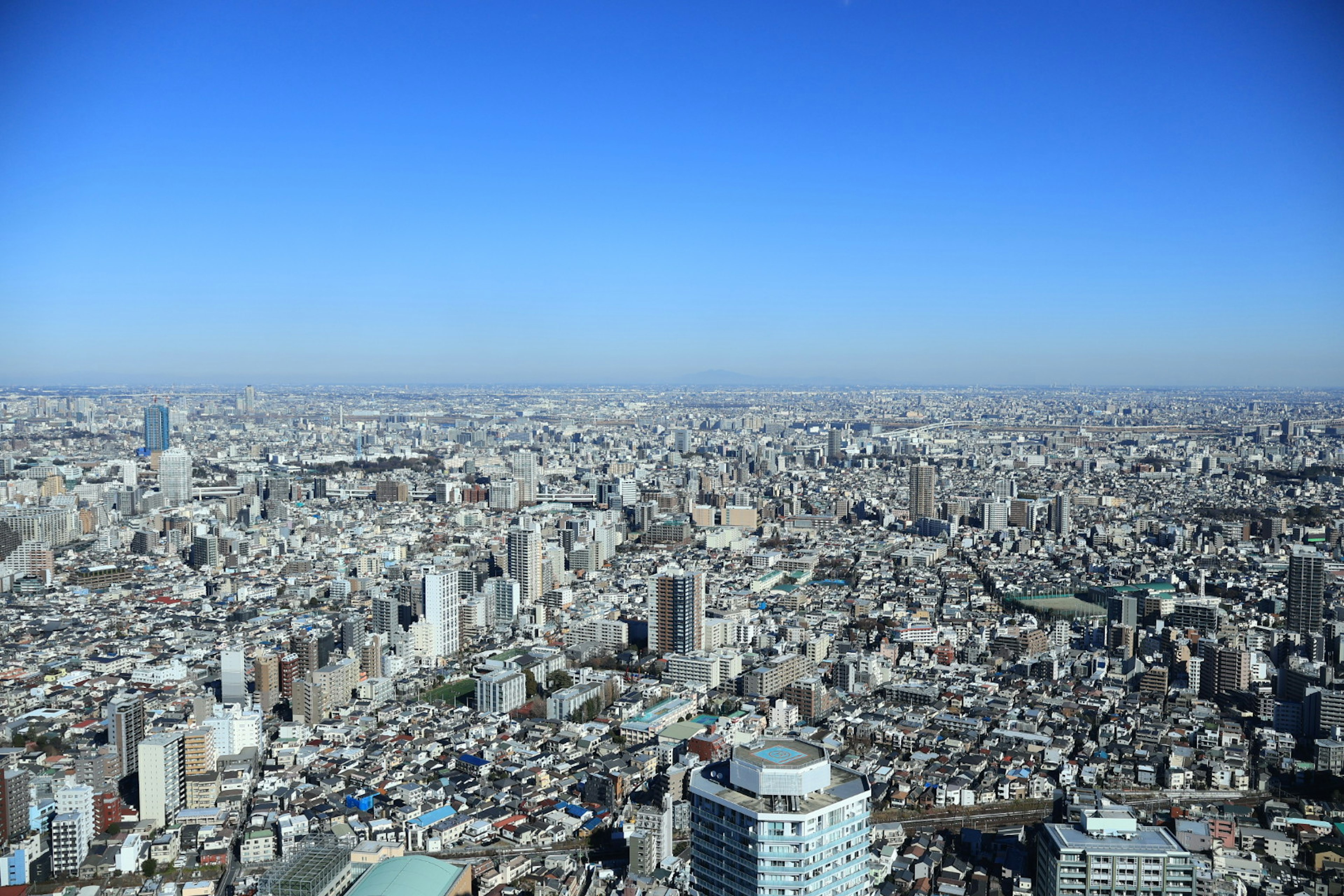 Ampio paesaggio urbano di Tokyo sotto un cielo blu chiaro