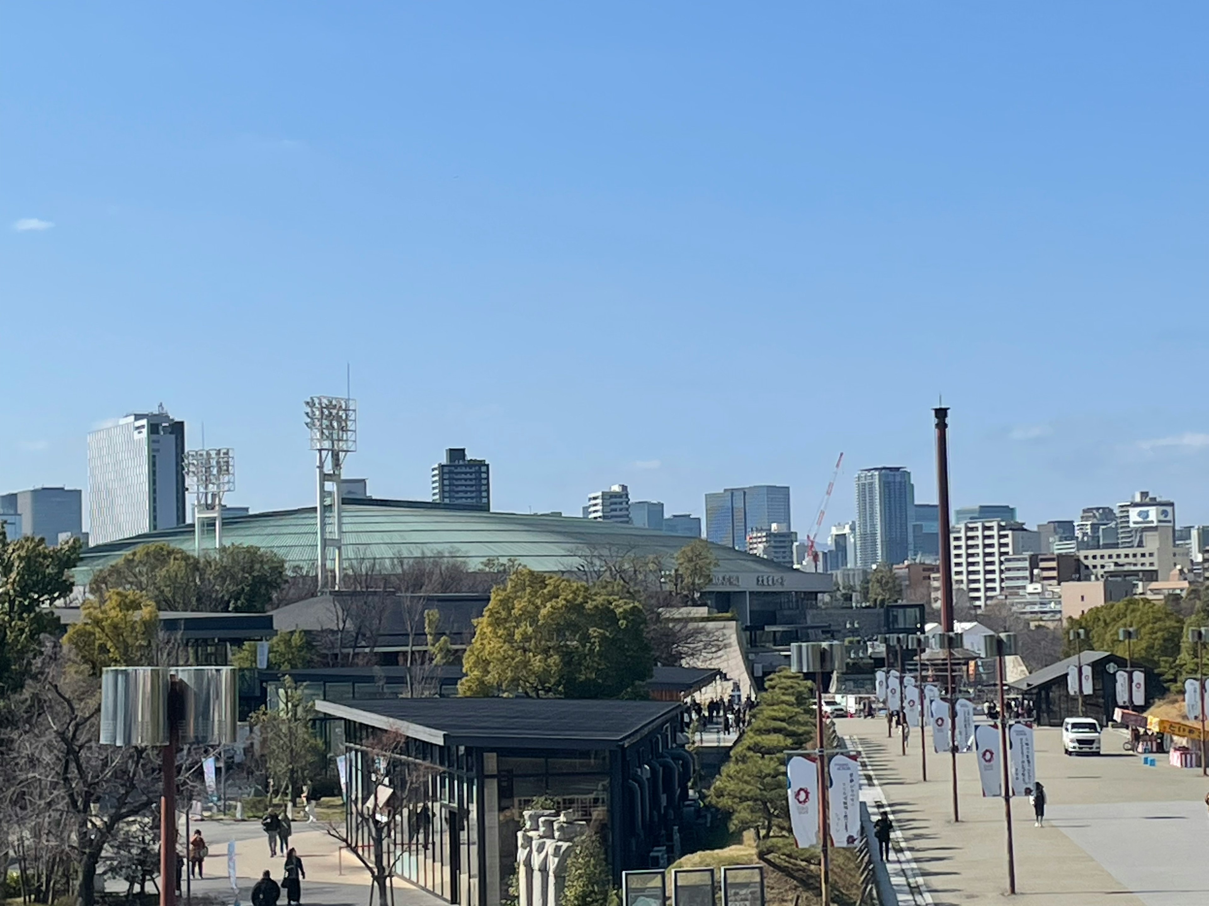 都市の風景と青い空を背景にした建物群