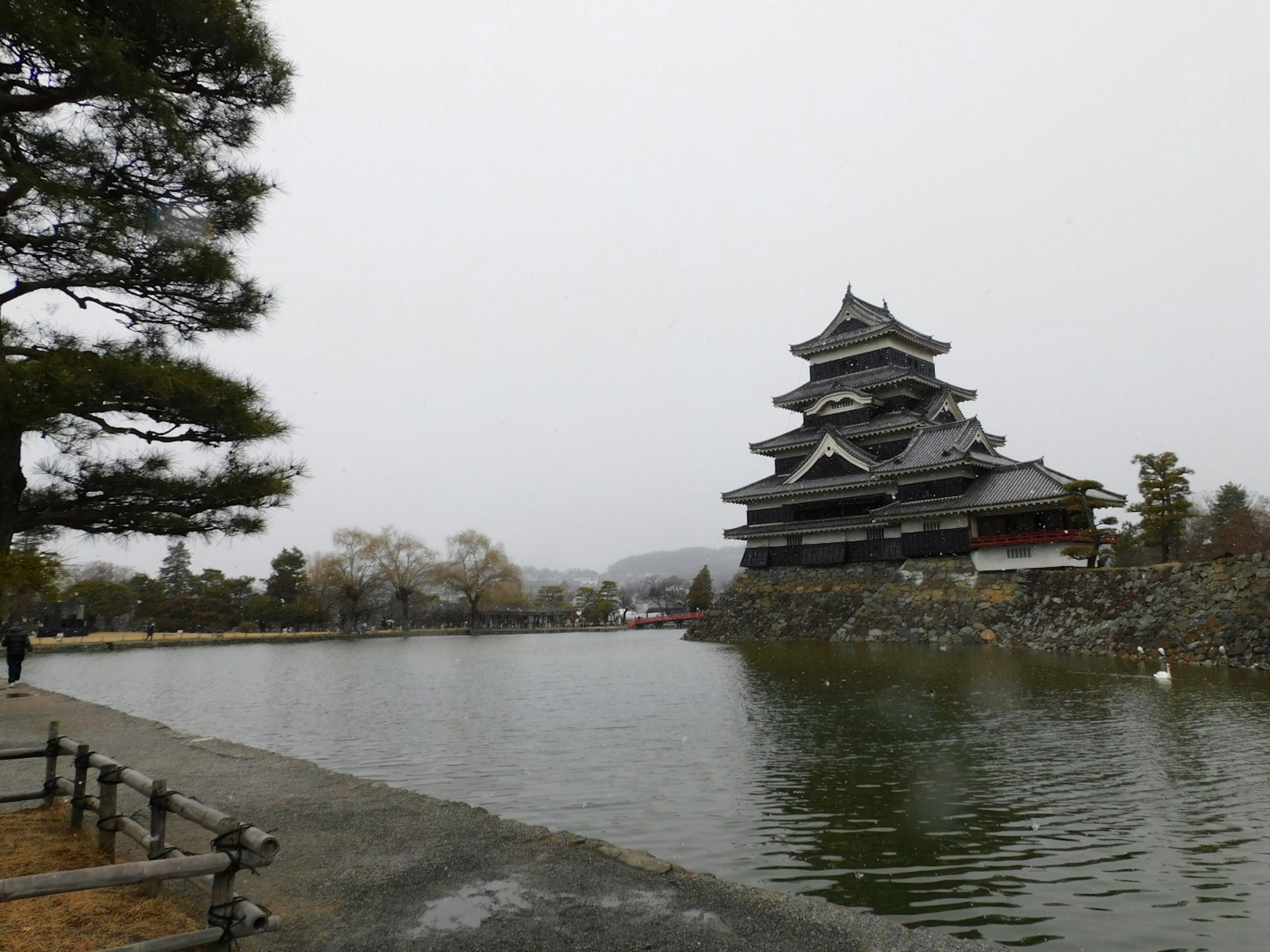 Vista panoramica del castello di Matsumoto con un lago tranquillo