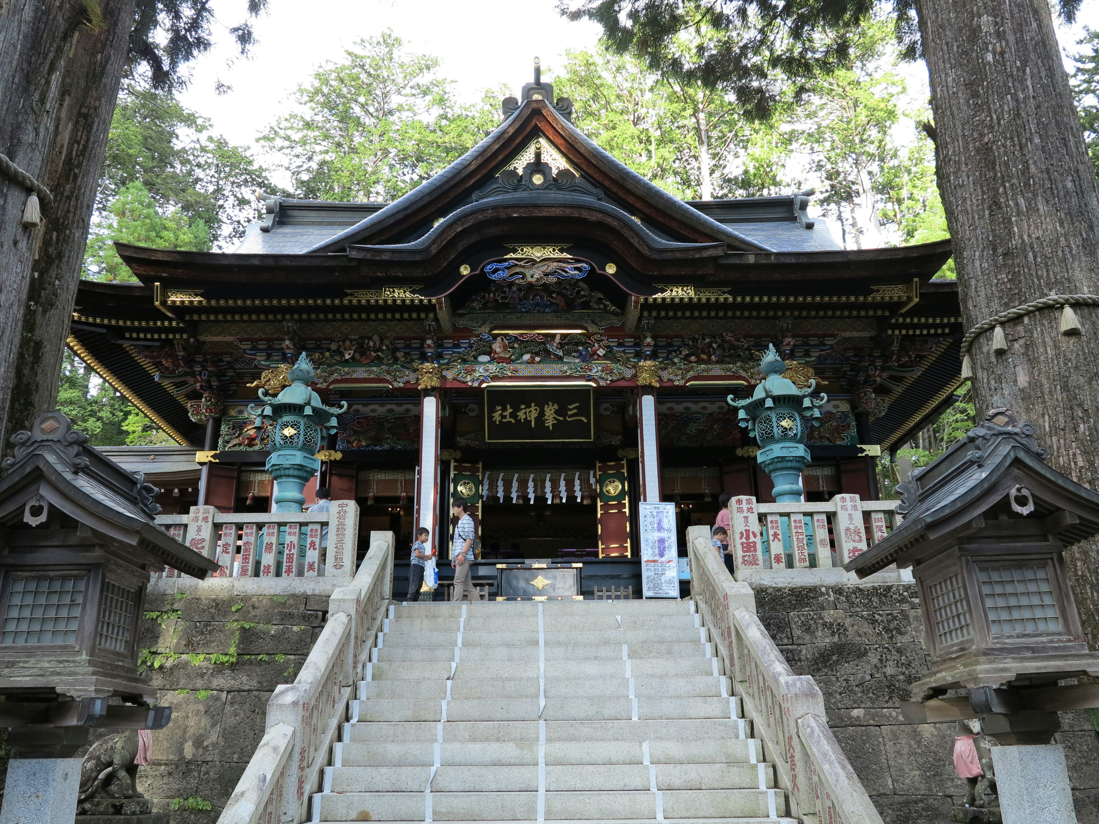 美麗的神社外觀和可見的石階