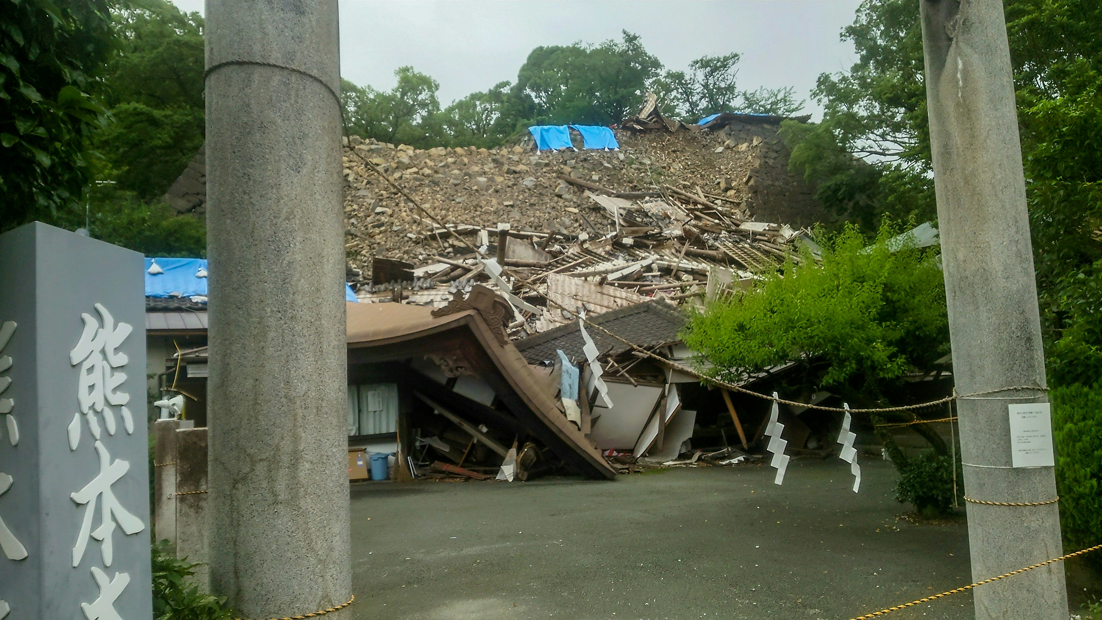 崩れた建物と周囲の緑豊かな風景