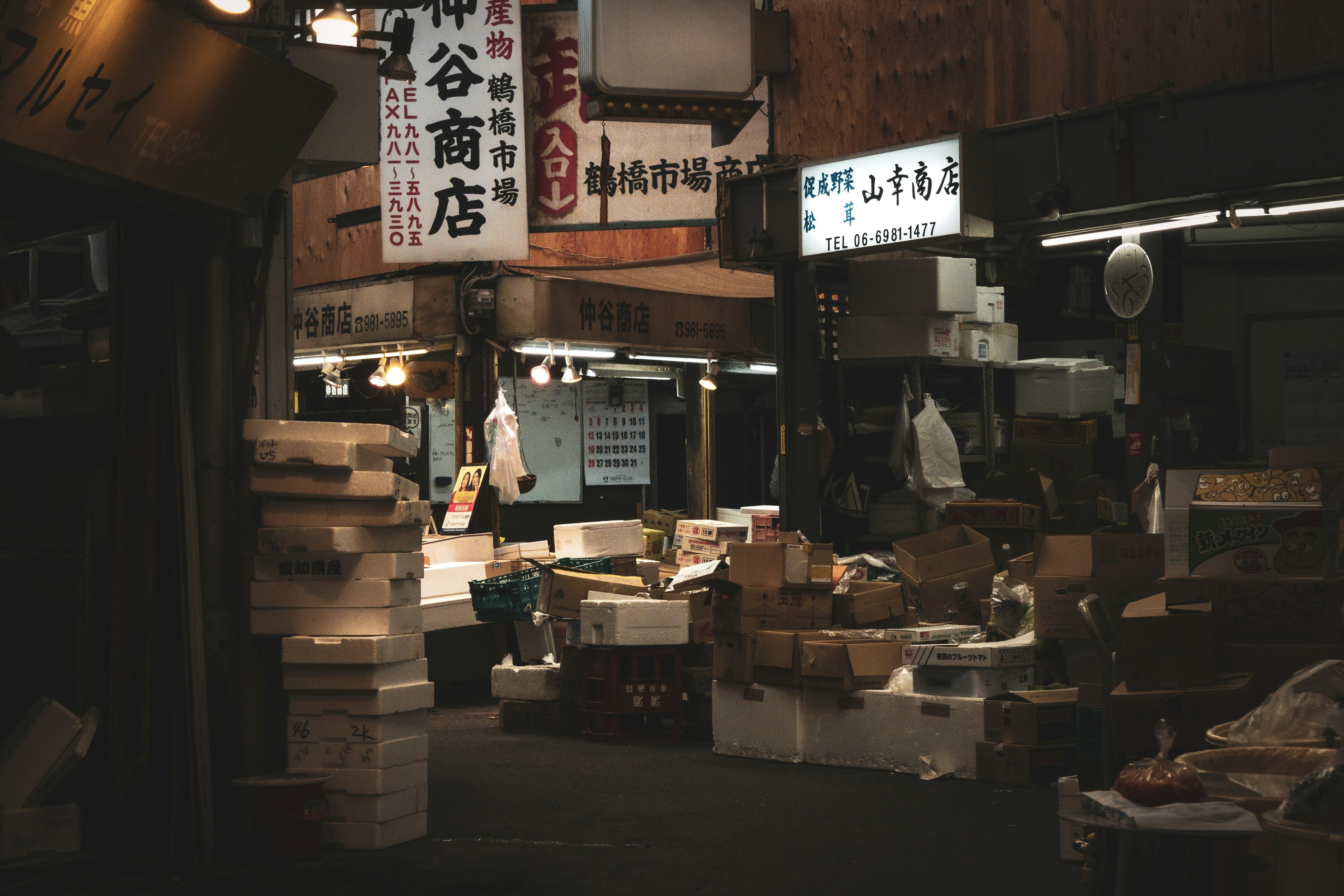 杂乱的市场场景，纸箱和标志