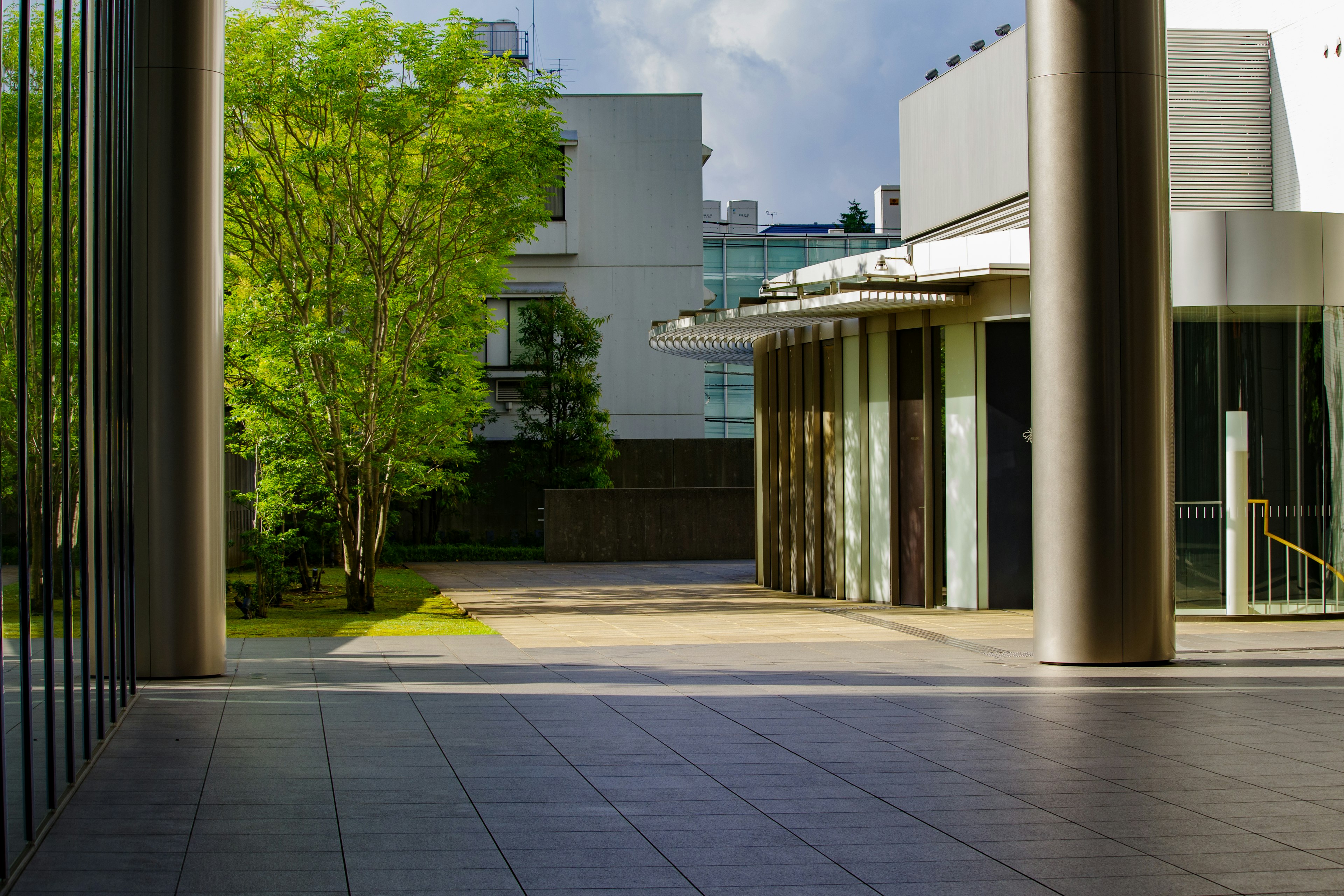 Bâtiment moderne avec verdure et ciel dégagé