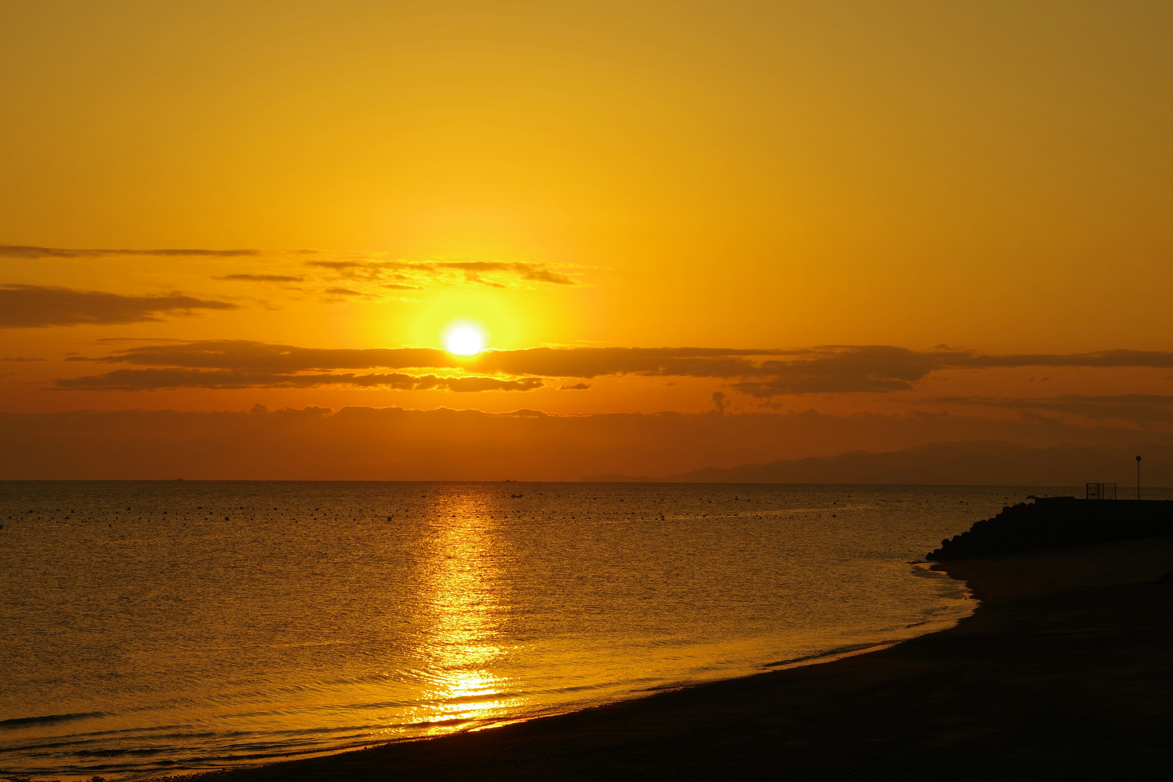 Magnifique coucher de soleil sur la mer calme