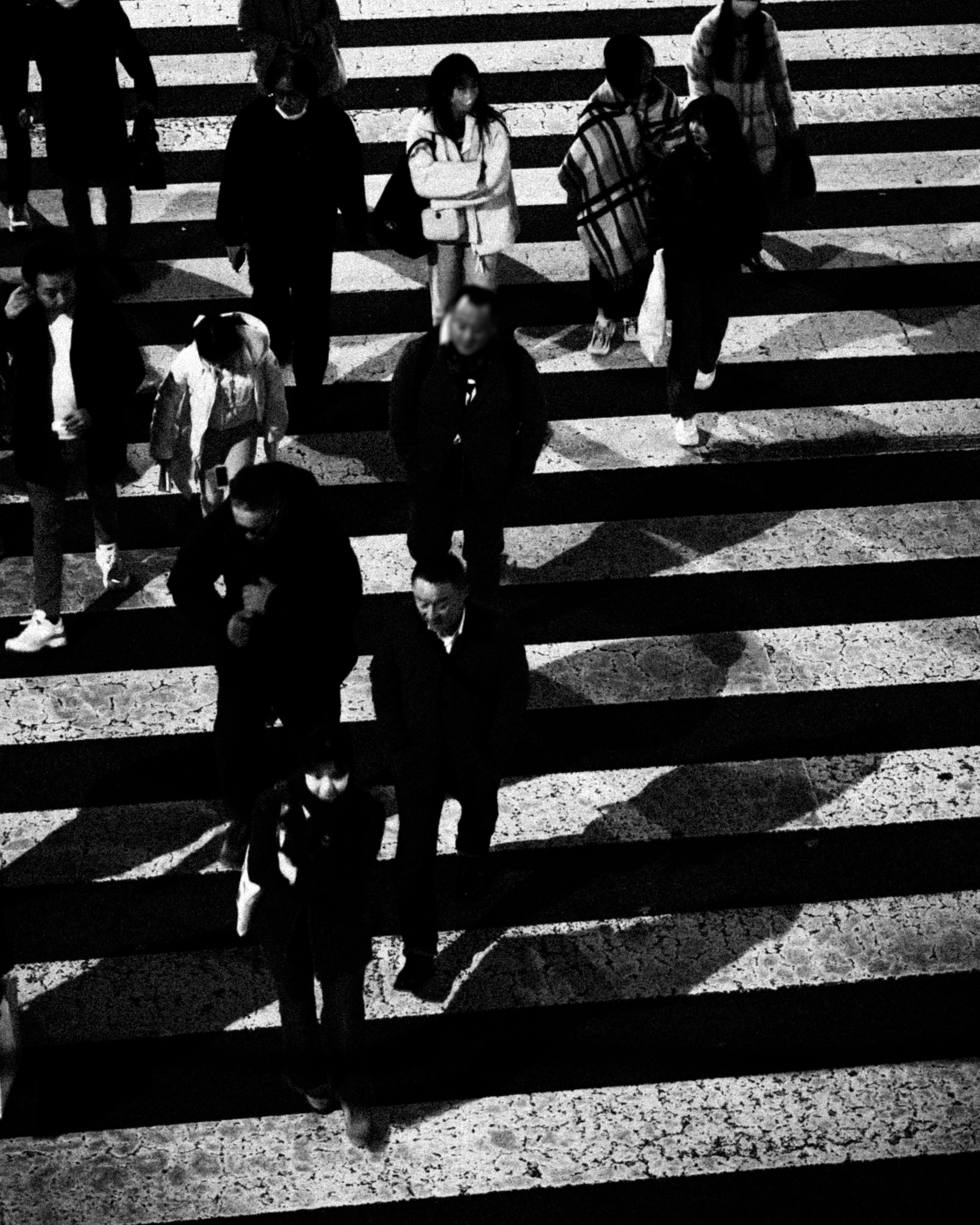 Kerumunan orang menyeberang zebra cross hitam putih