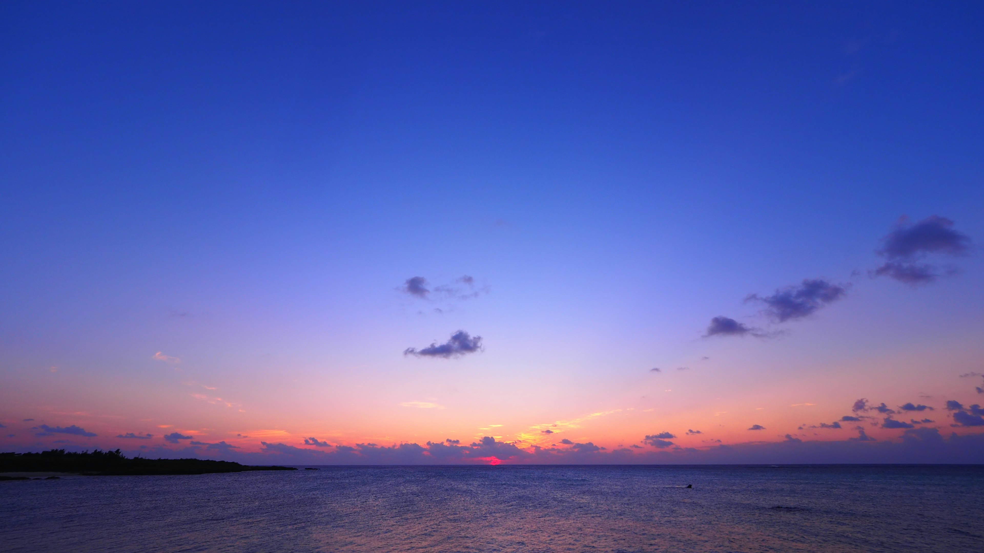 Bellissimo tramonto sull'oceano con gradiente da blu a arancione