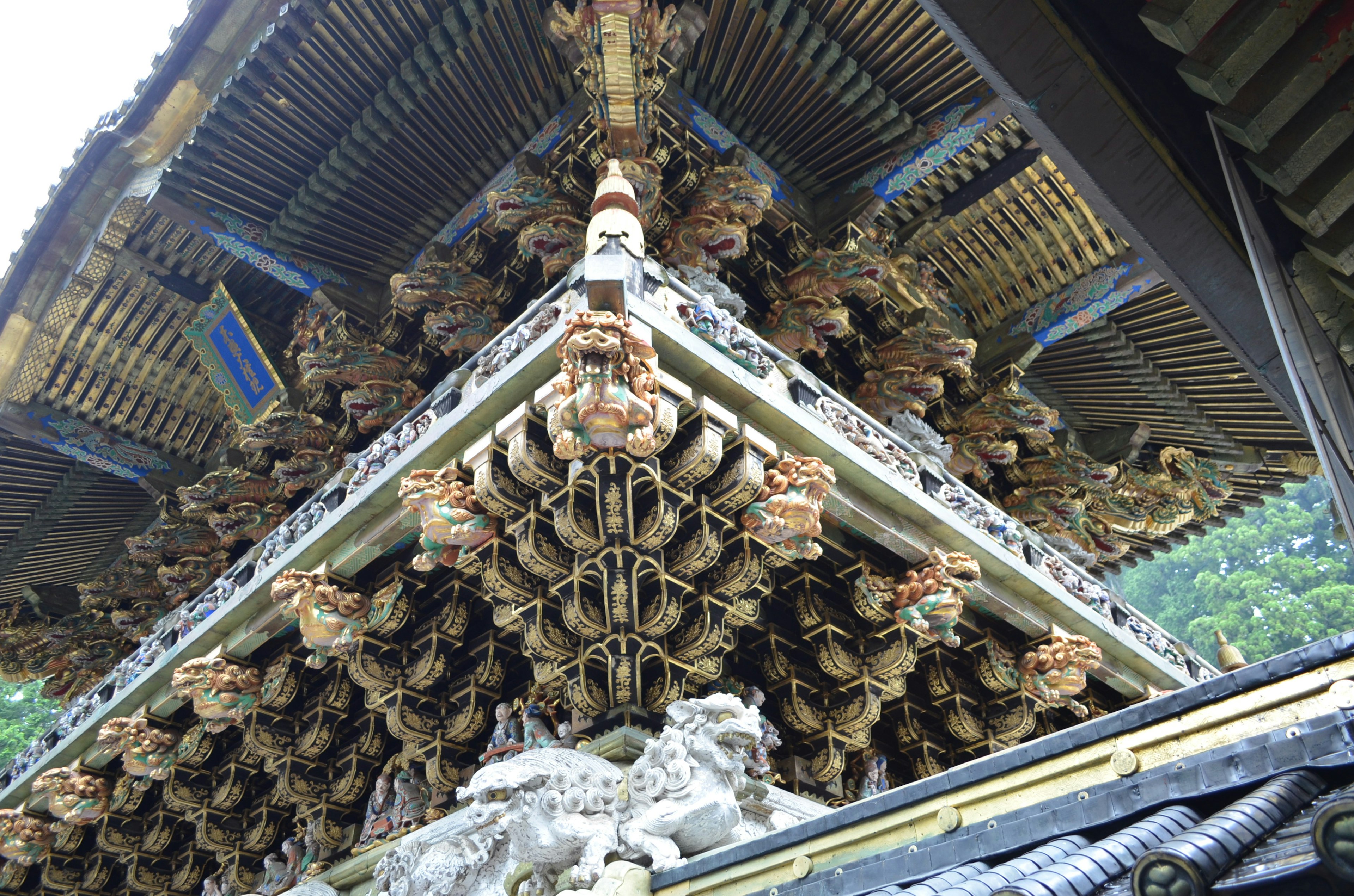 Schöne traditionelle japanische Architektur mit komplexen Verzierungen und Holzstruktur