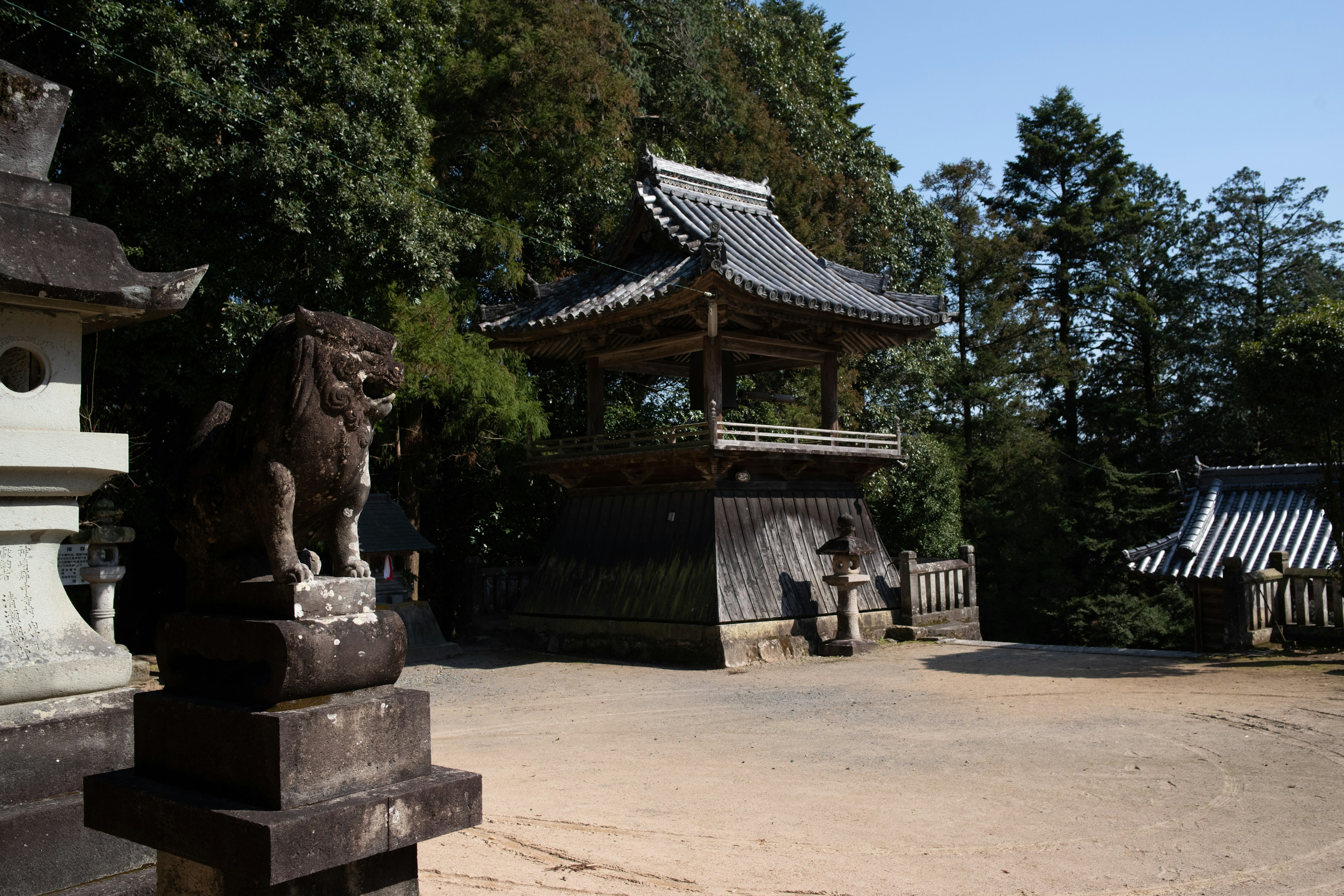 Ruhige Szene eines japanischen Tempels mit einer Löwenhundstatue und traditioneller Architektur