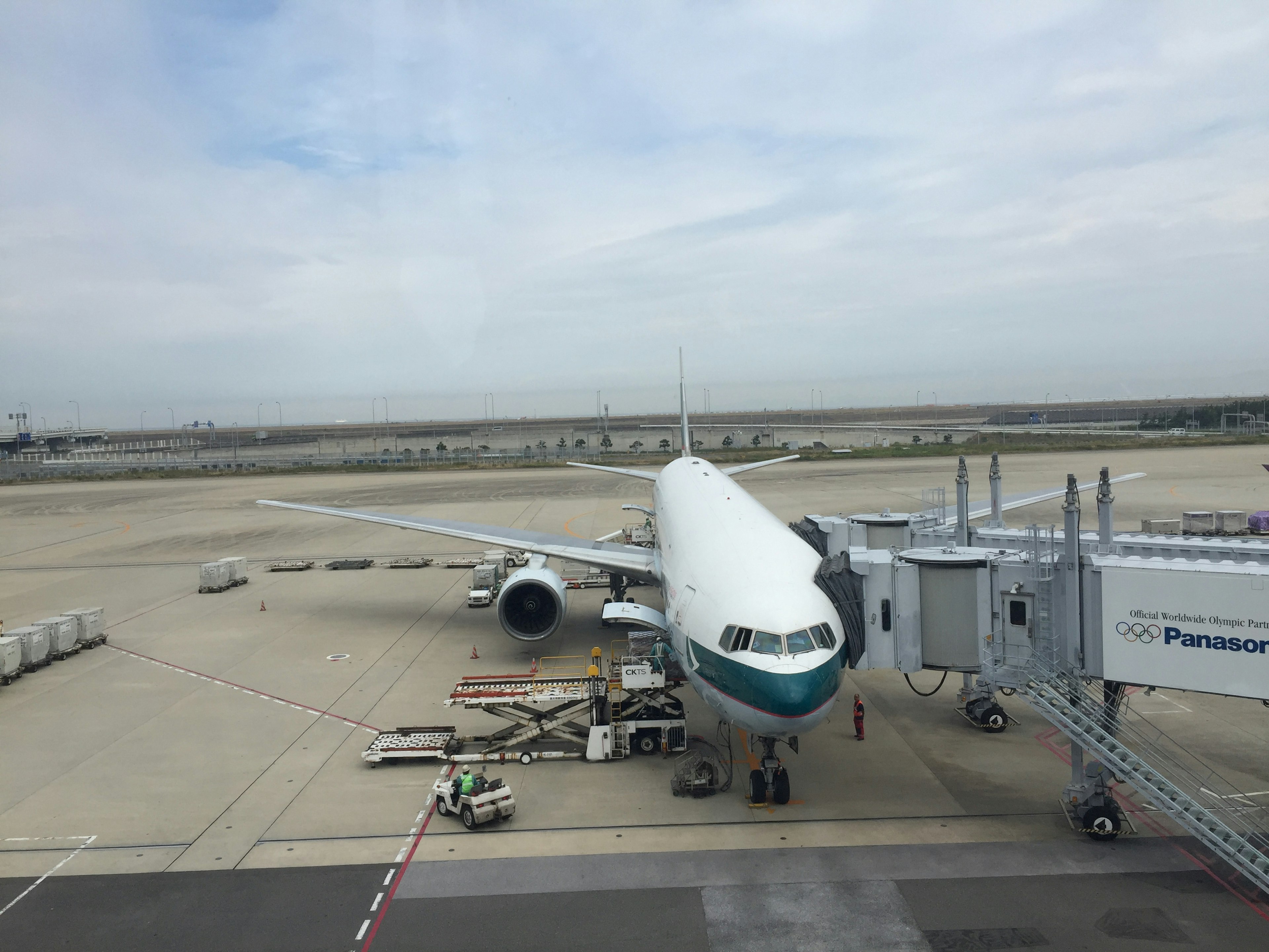 Flugzeug am Flughafen-Gate mit bewölktem Himmel