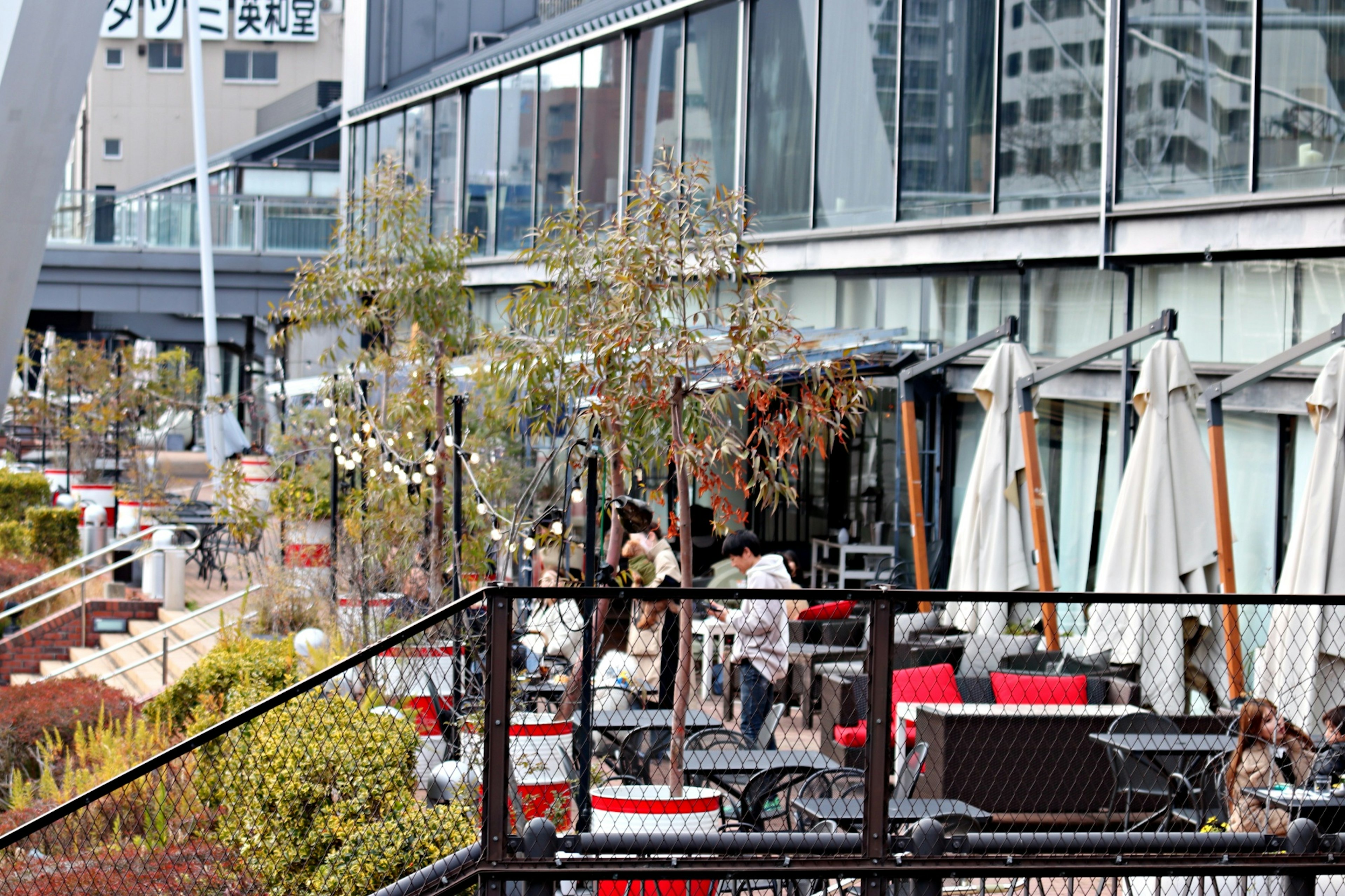 現代的なカフェのテラス席と都市の風景