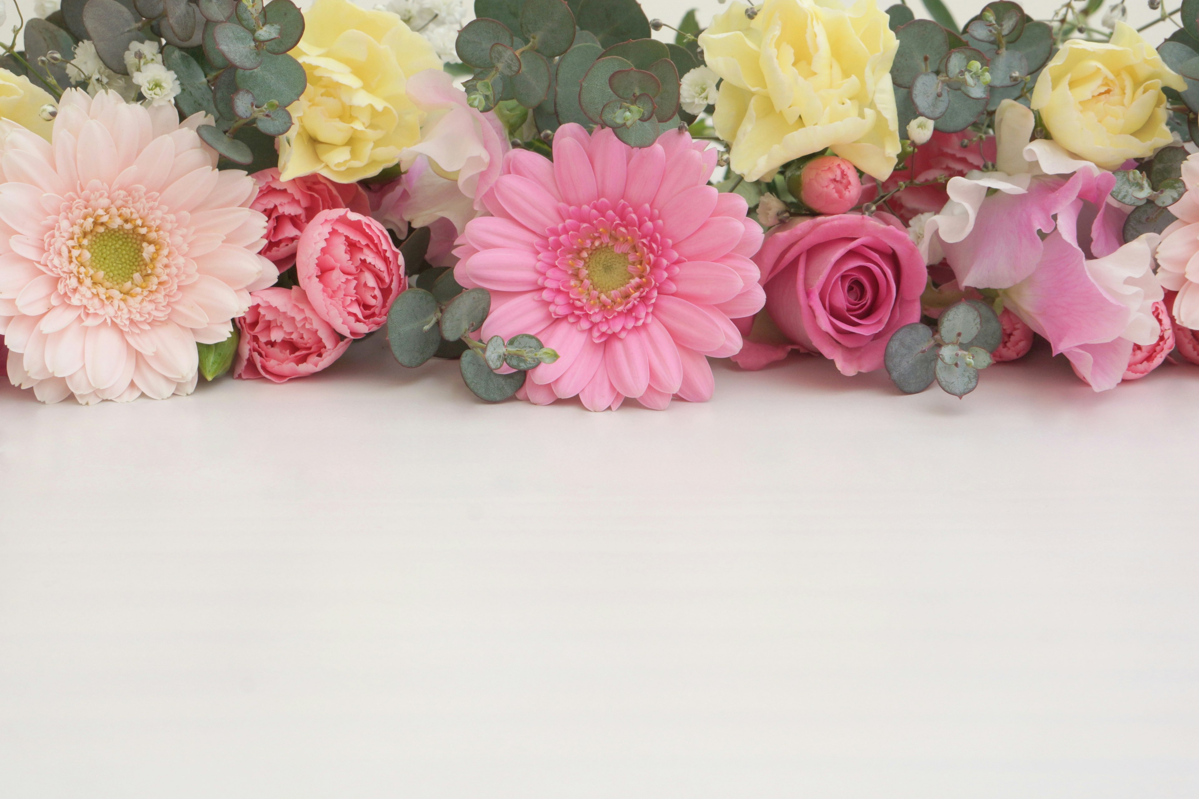 Ein wunderschönes Arrangement aus bunten Blumen einschließlich Rosen und Gerbera