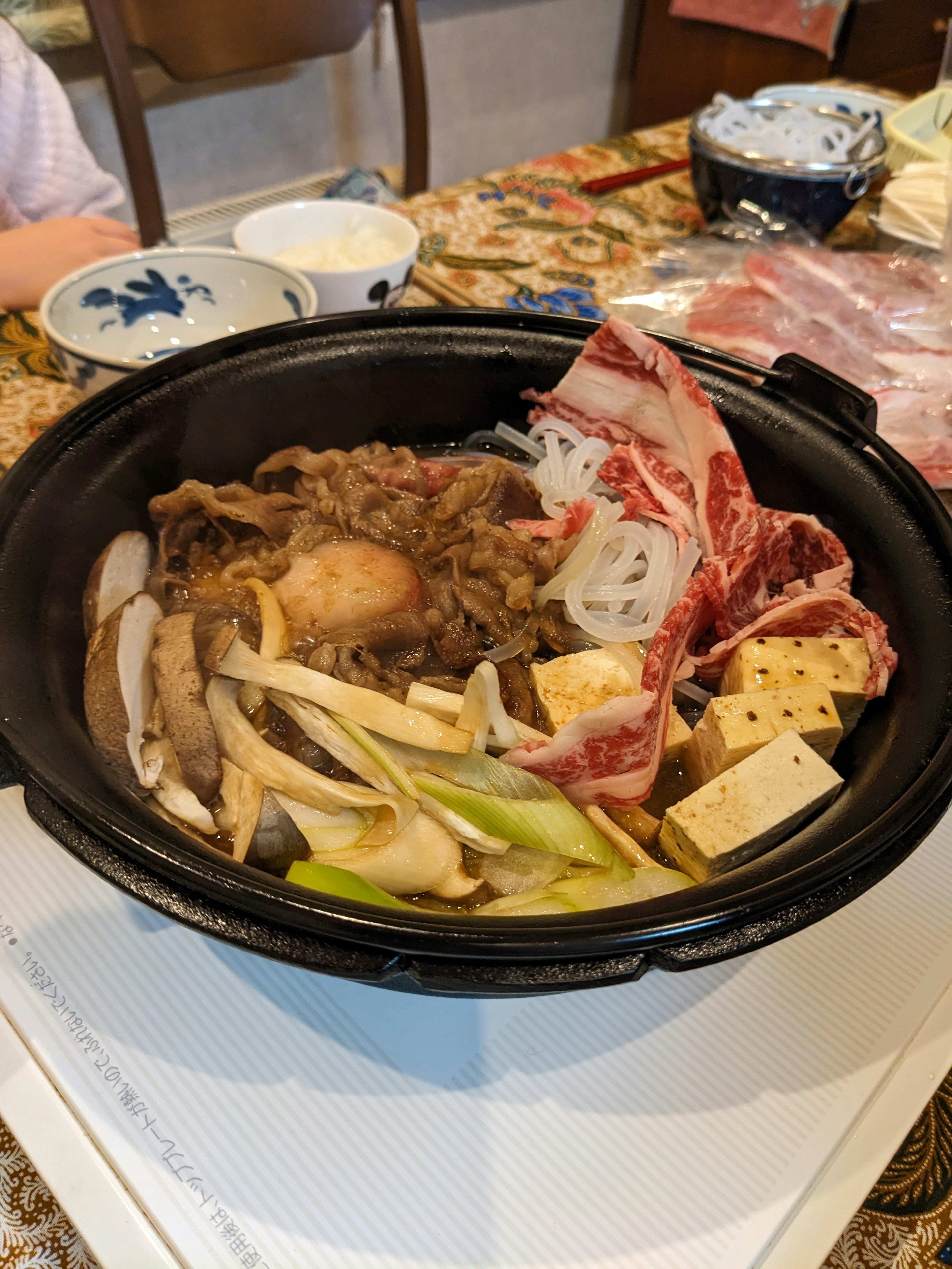 Ein Hotpot gefüllt mit verschiedenen Fleisch- und Gemüsesorten