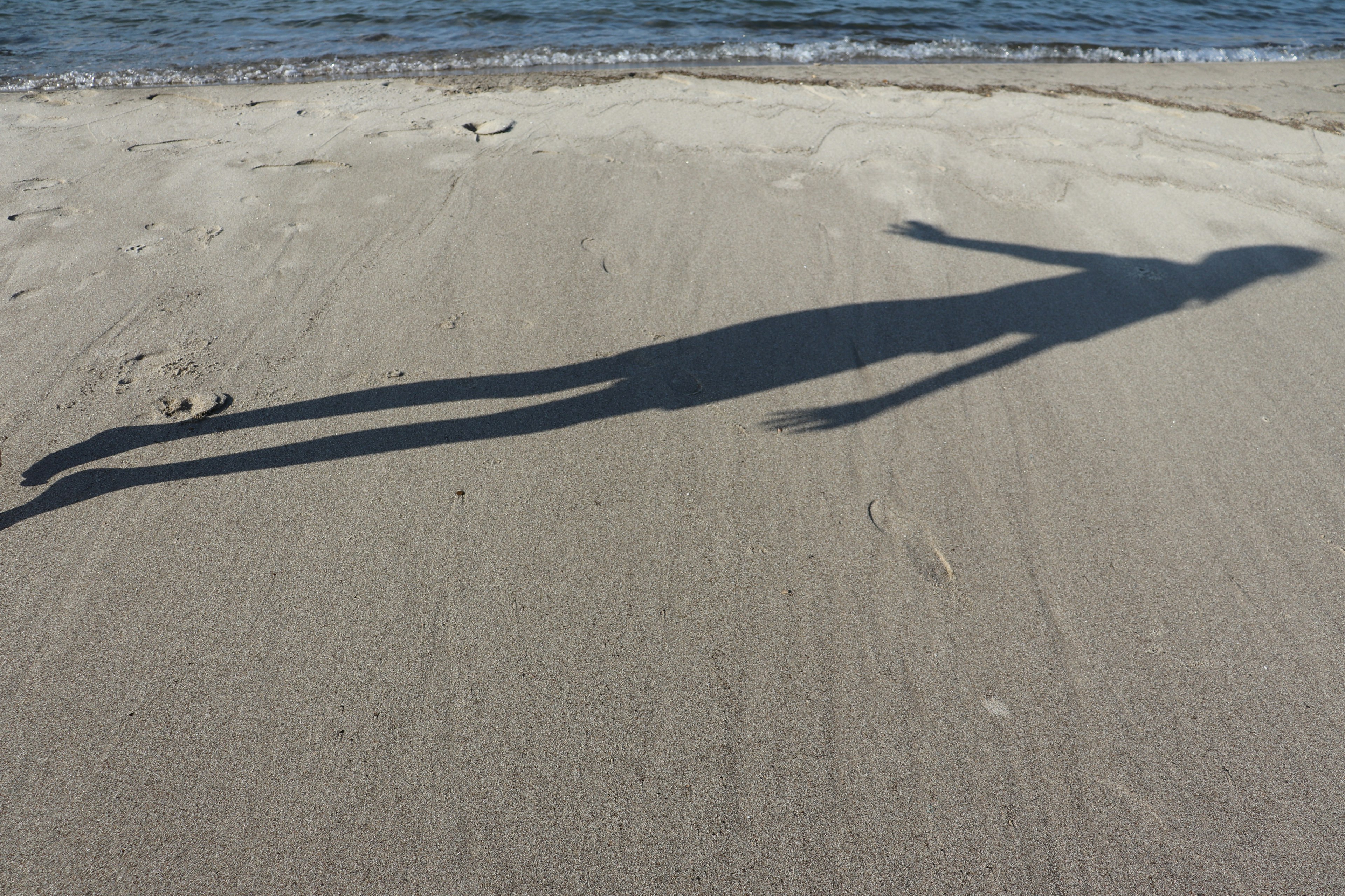 Sombra larga en la playa de arena