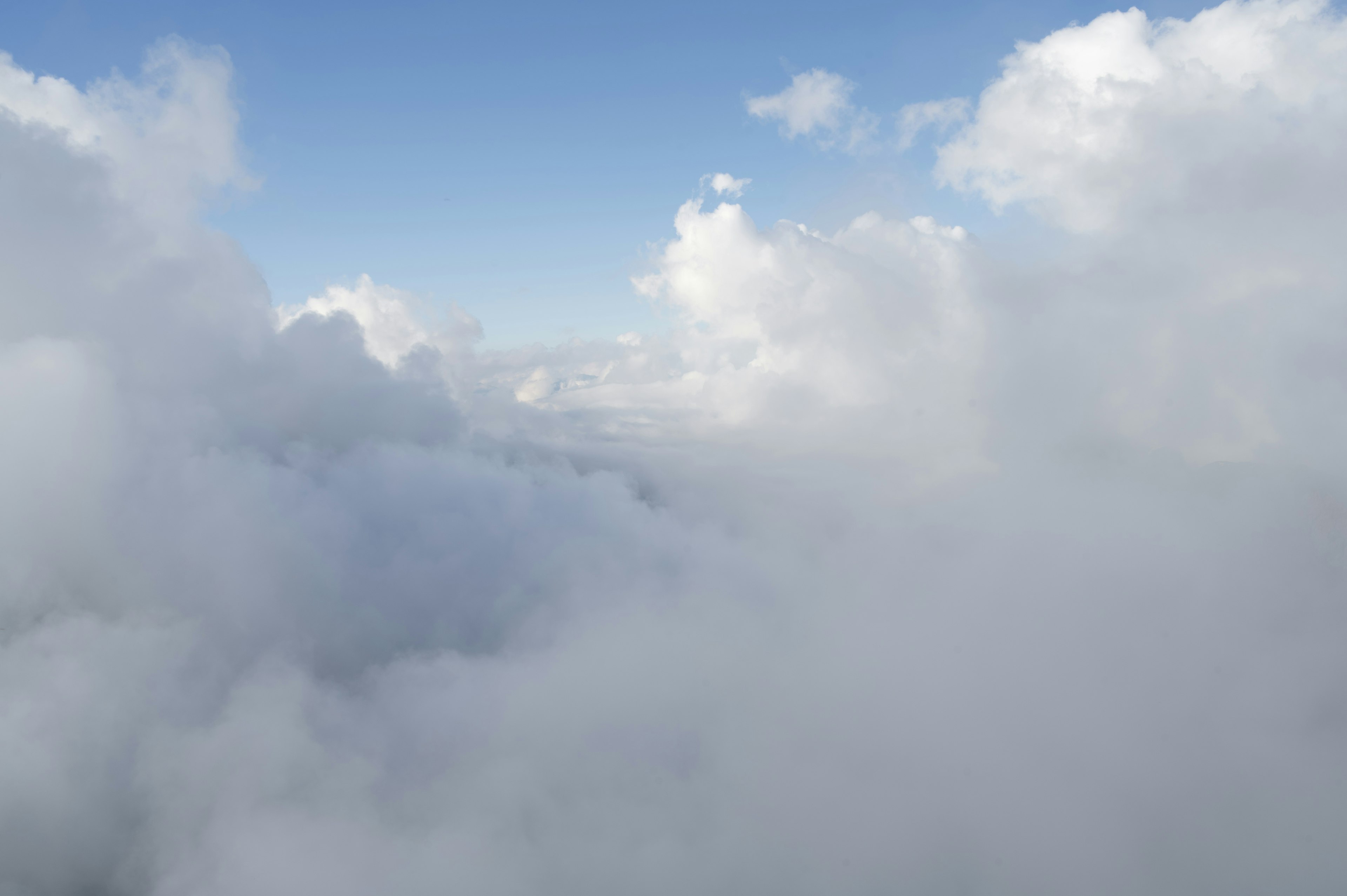 Weite Sicht auf den blauen Himmel und die weißen Wolken