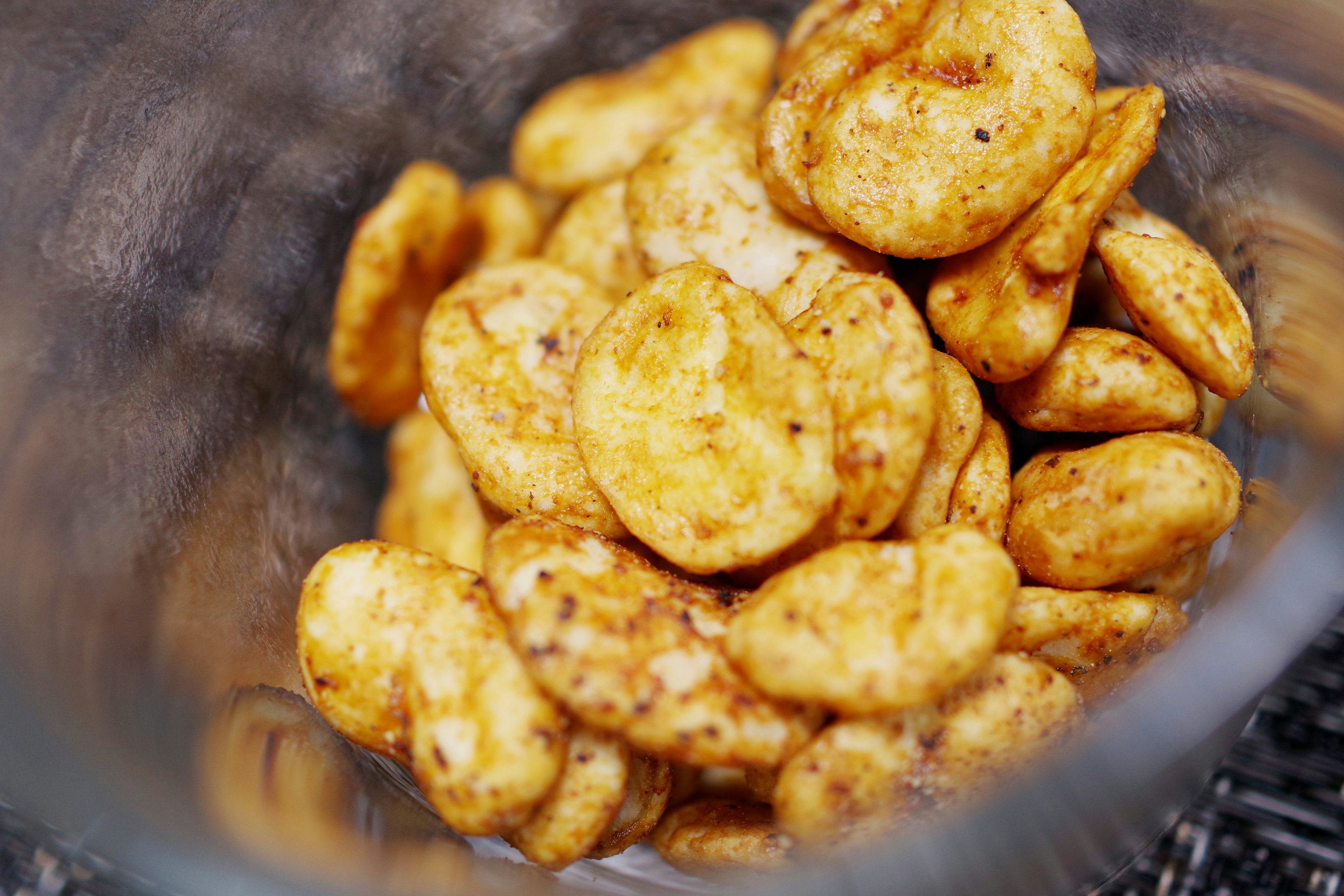 Primo piano di snack croccanti in un contenitore di vetro