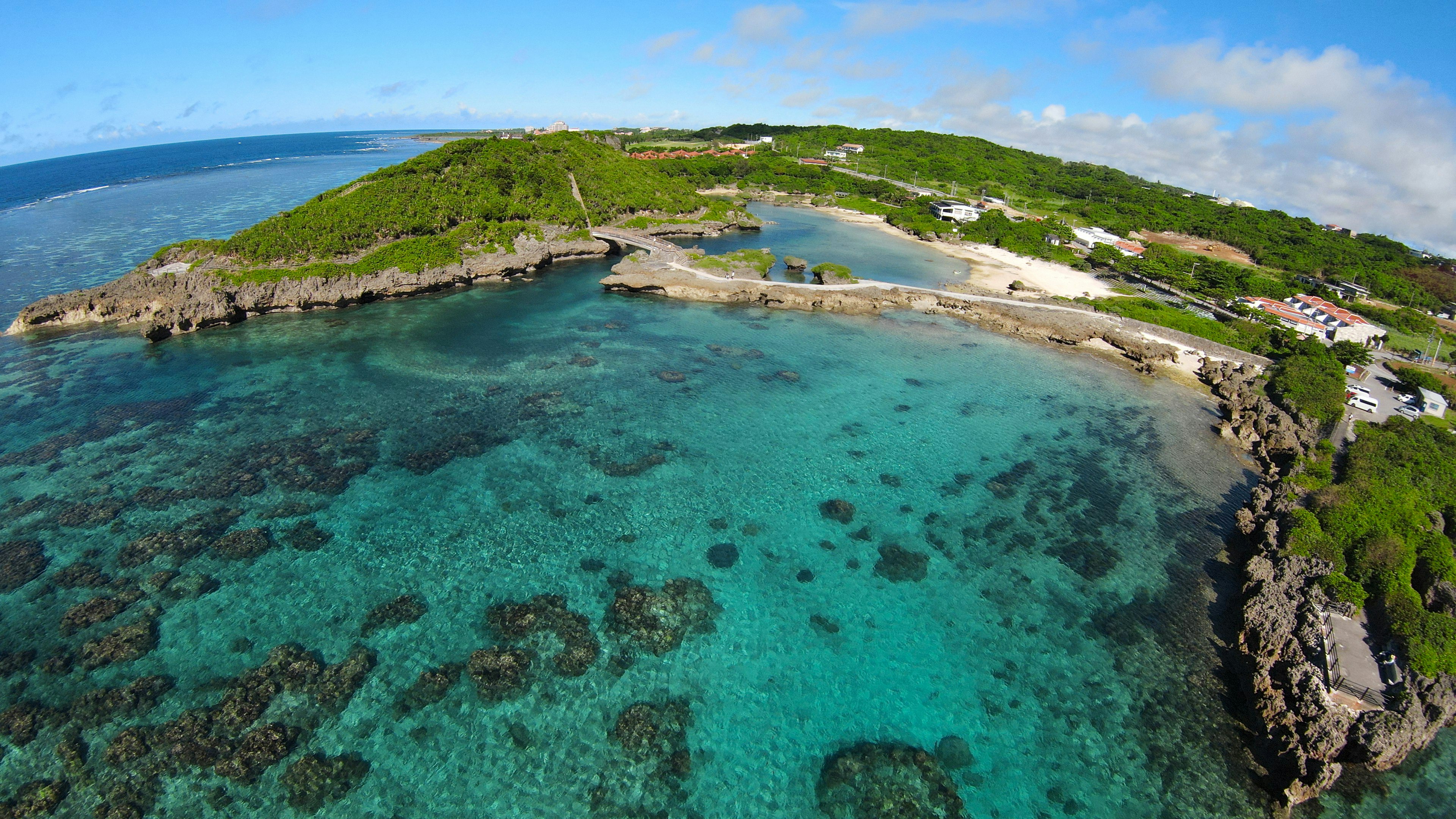 Vue aérienne d'une mer turquoise et d'une île verdoyante